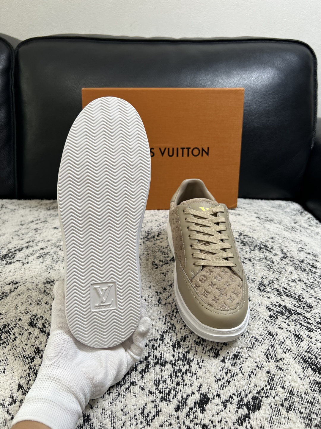 Lv  高品质  顶级工艺品  路易威登，运动板鞋专柜同步，鞋面意大利进口，高品质拼接缤纷色彩复杂工艺品，进口牛皮里垫柔