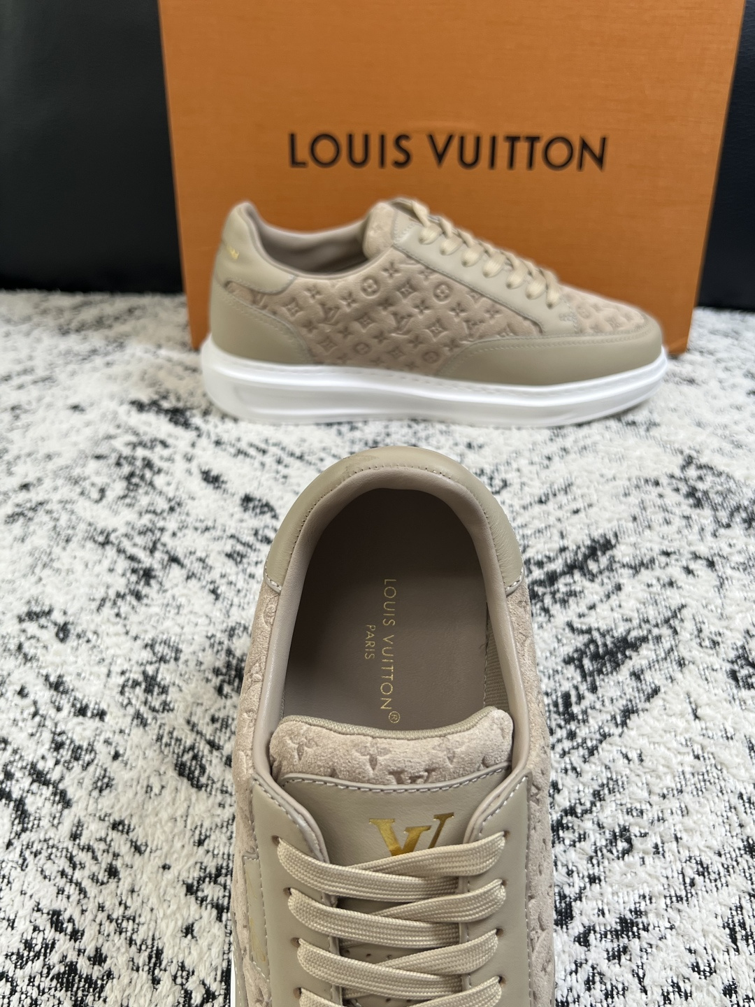 Lv  高品质  顶级工艺品  路易威登，运动板鞋专柜同步，鞋面意大利进口，高品质拼接缤纷色彩复杂工艺品，进口牛皮里垫柔