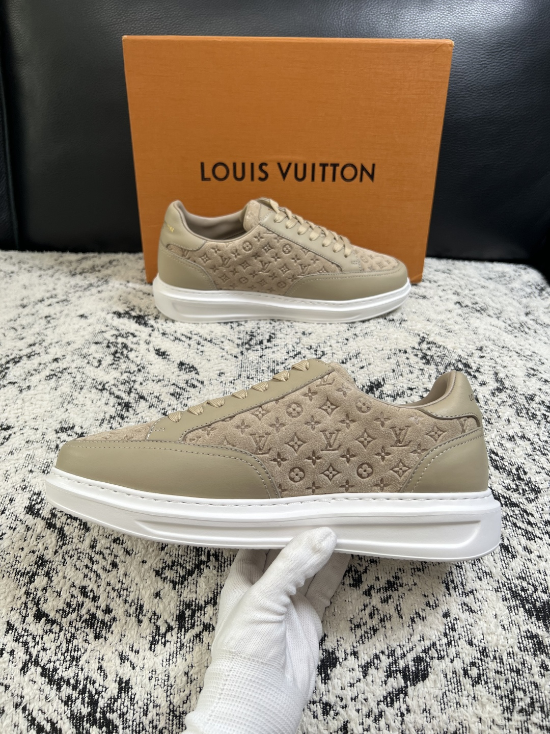 Lv  高品质  顶级工艺品  路易威登，运动板鞋专柜同步，鞋面意大利进口，高品质拼接缤纷色彩复杂工艺品，进口牛皮里垫柔