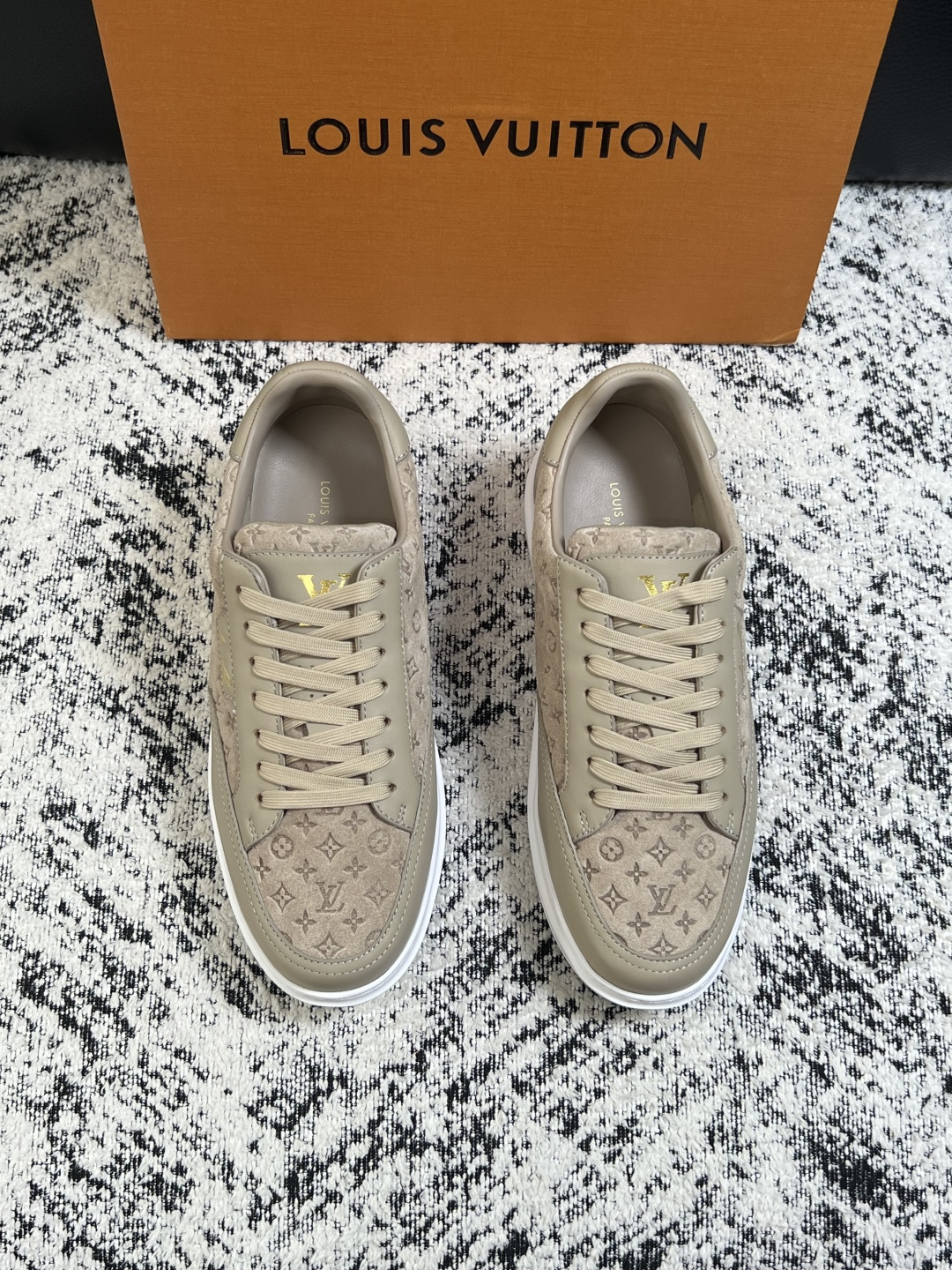 Lv  高品质  顶级工艺品  路易威登，运动板鞋专柜同步，鞋面意大利进口，高品质拼接缤纷色彩复杂工艺品，进口牛皮里垫柔