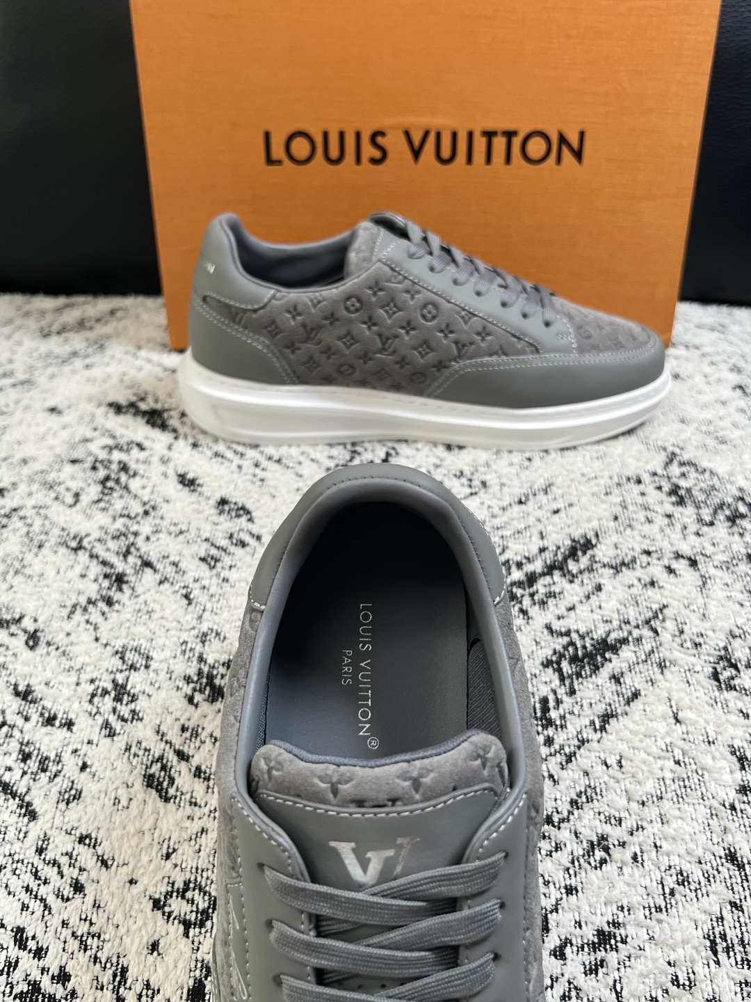 Lv  高品质  顶级工艺品  路易威登，运动板鞋专柜同步，鞋面意大利进口，高品质拼接缤纷色彩复杂工艺品，进口牛皮里垫柔