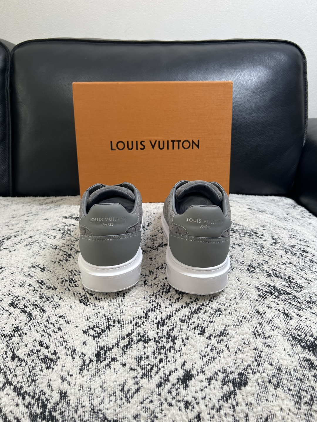 Lv  高品质  顶级工艺品  路易威登，运动板鞋专柜同步，鞋面意大利进口，高品质拼接缤纷色彩复杂工艺品，进口牛皮里垫柔
