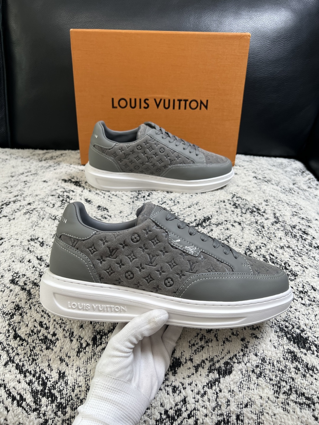 Lv  高品质  顶级工艺品  路易威登，运动板鞋专柜同步，鞋面意大利进口，高品质拼接缤纷色彩复杂工艺品，进口牛皮里垫柔