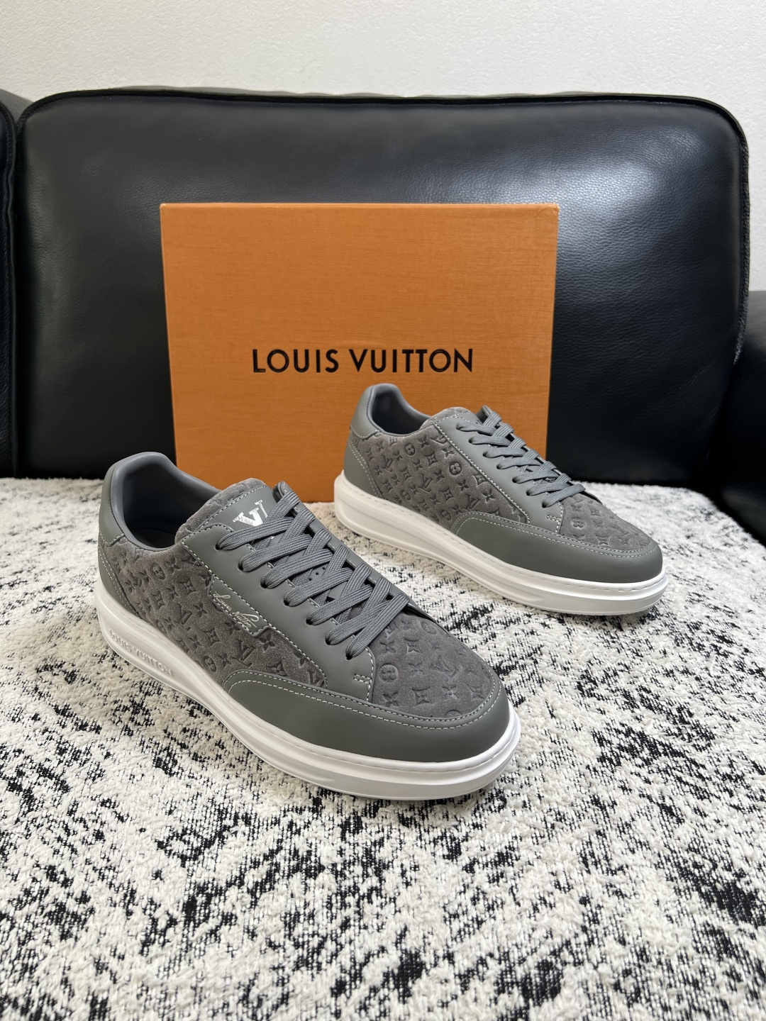 NO:930385,Lv high-quality top crafts Louis Vuitton, sports sneakers counter synchronization, uppers imported from Italy, high-quality stitching colorful complex crafts, imported cowhide lining soft and comfortable, original soles specially provided by the original factory, TPU exclusive movable molded soles super comfortable, original factory follow-up goods, code number 39-44 (customized 45),, louis vuitton, louis vuitton, cowhide19860909Lv 高品质 顶级工艺品 路易威登,运动板鞋专柜同步,鞋面意大利进口,高品质拼接缤纷色彩复杂工艺品,进口牛皮里垫柔软舒适,鞋底原厂特供原版底,TPU独家活动成型底超级舒适,原厂跟单货,码数 39-44（订做 45）,,louis vuitton,louis vuitton,cowhide,Men's shoes