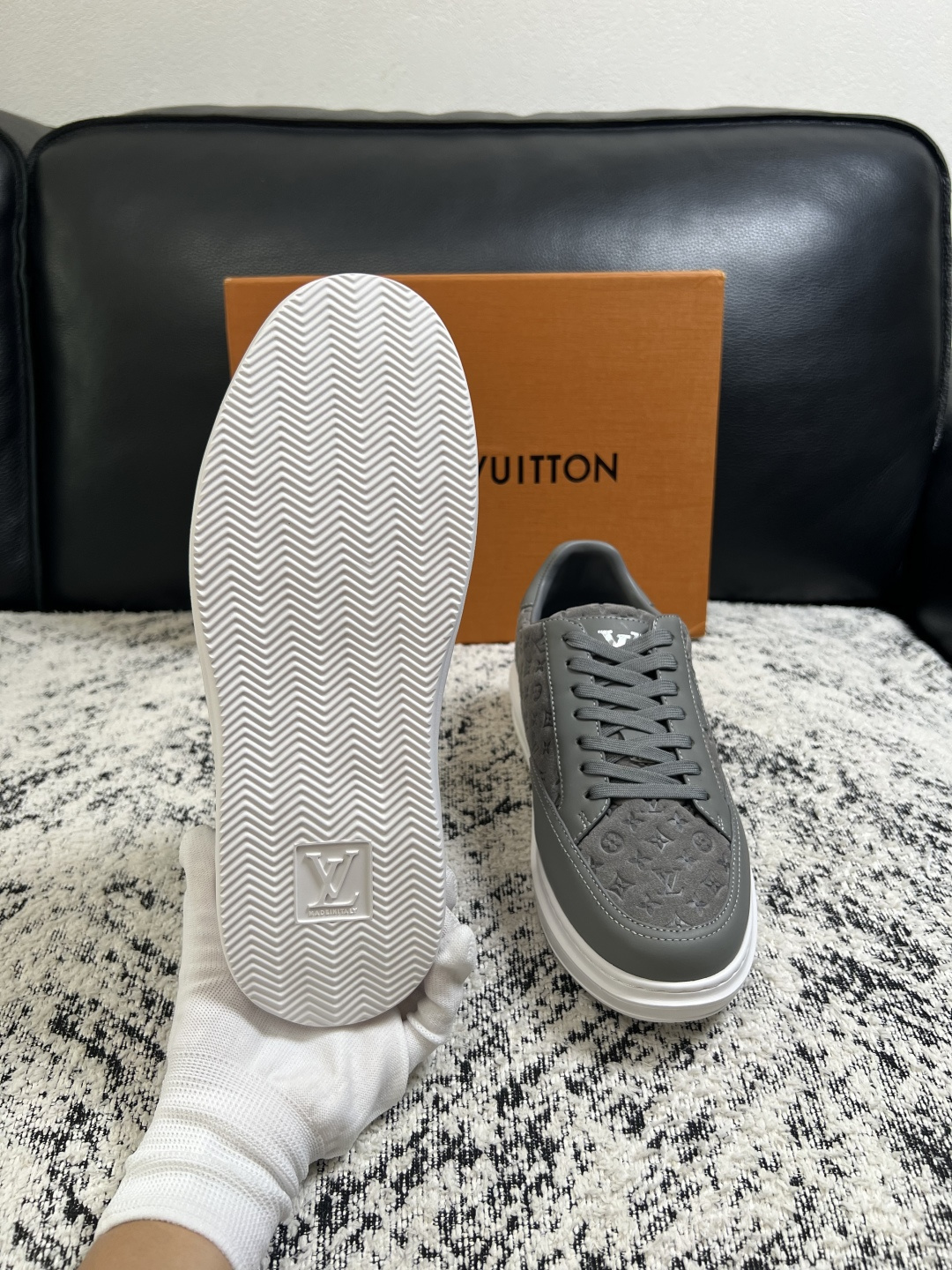 Lv  高品质  顶级工艺品  路易威登，运动板鞋专柜同步，鞋面意大利进口，高品质拼接缤纷色彩复杂工艺品，进口牛皮里垫柔