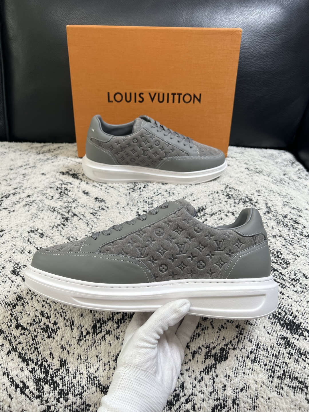 Lv  高品质  顶级工艺品  路易威登，运动板鞋专柜同步，鞋面意大利进口，高品质拼接缤纷色彩复杂工艺品，进口牛皮里垫柔
