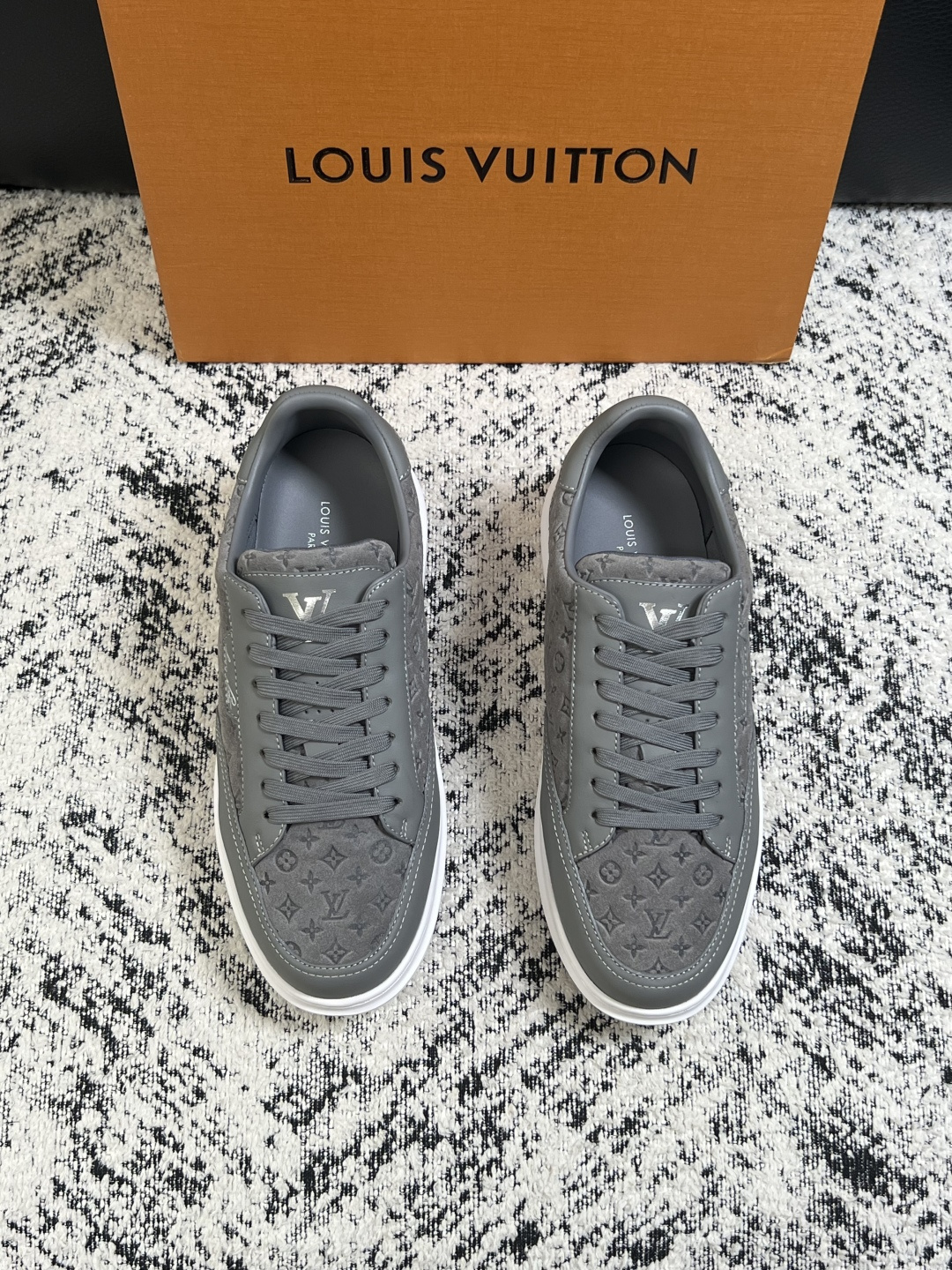 Lv  高品质  顶级工艺品  路易威登，运动板鞋专柜同步，鞋面意大利进口，高品质拼接缤纷色彩复杂工艺品，进口牛皮里垫柔