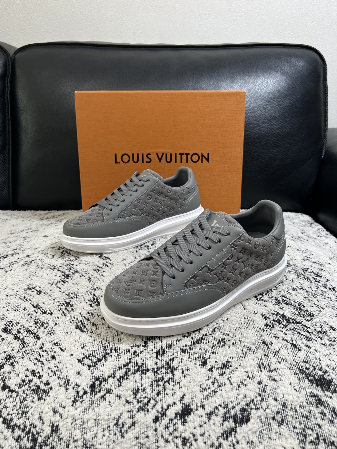 Lv  高品质  顶级工艺品  路易威登，运动板鞋专柜同步，鞋面意大利进口，高品质拼接缤纷色彩复杂工艺品，进口牛皮里垫柔