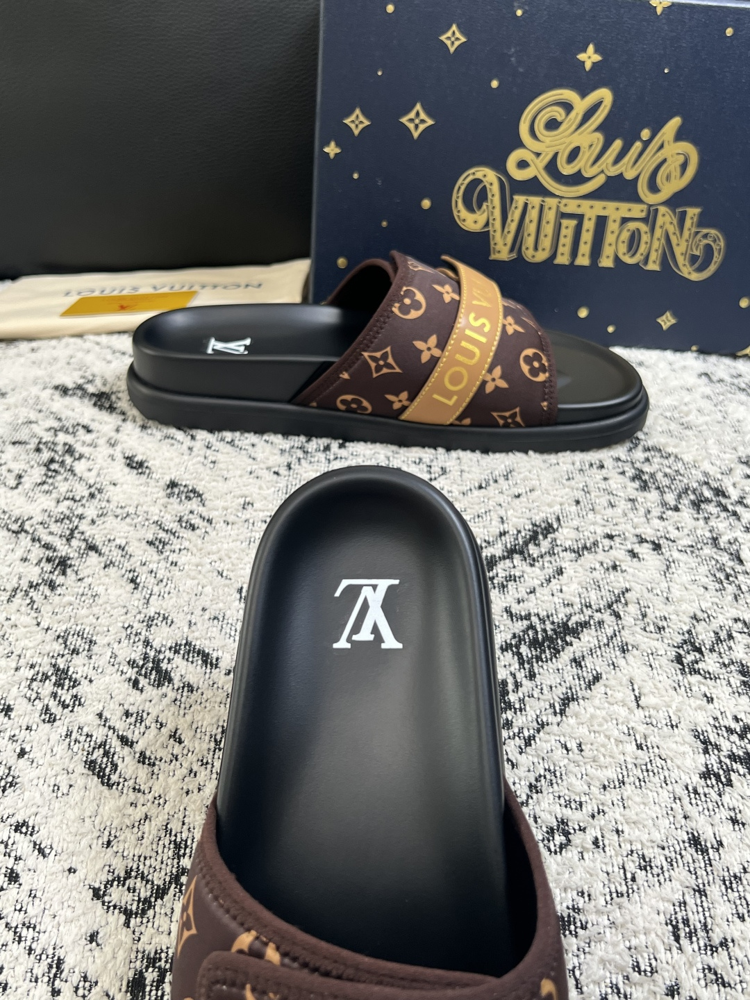 Lv  高品质  顶级工艺品  路易威登，拖鞋  专柜同步原厂配置，鞋面意大利进口，高品质拼接缤纷色彩复杂工艺品，进口牛