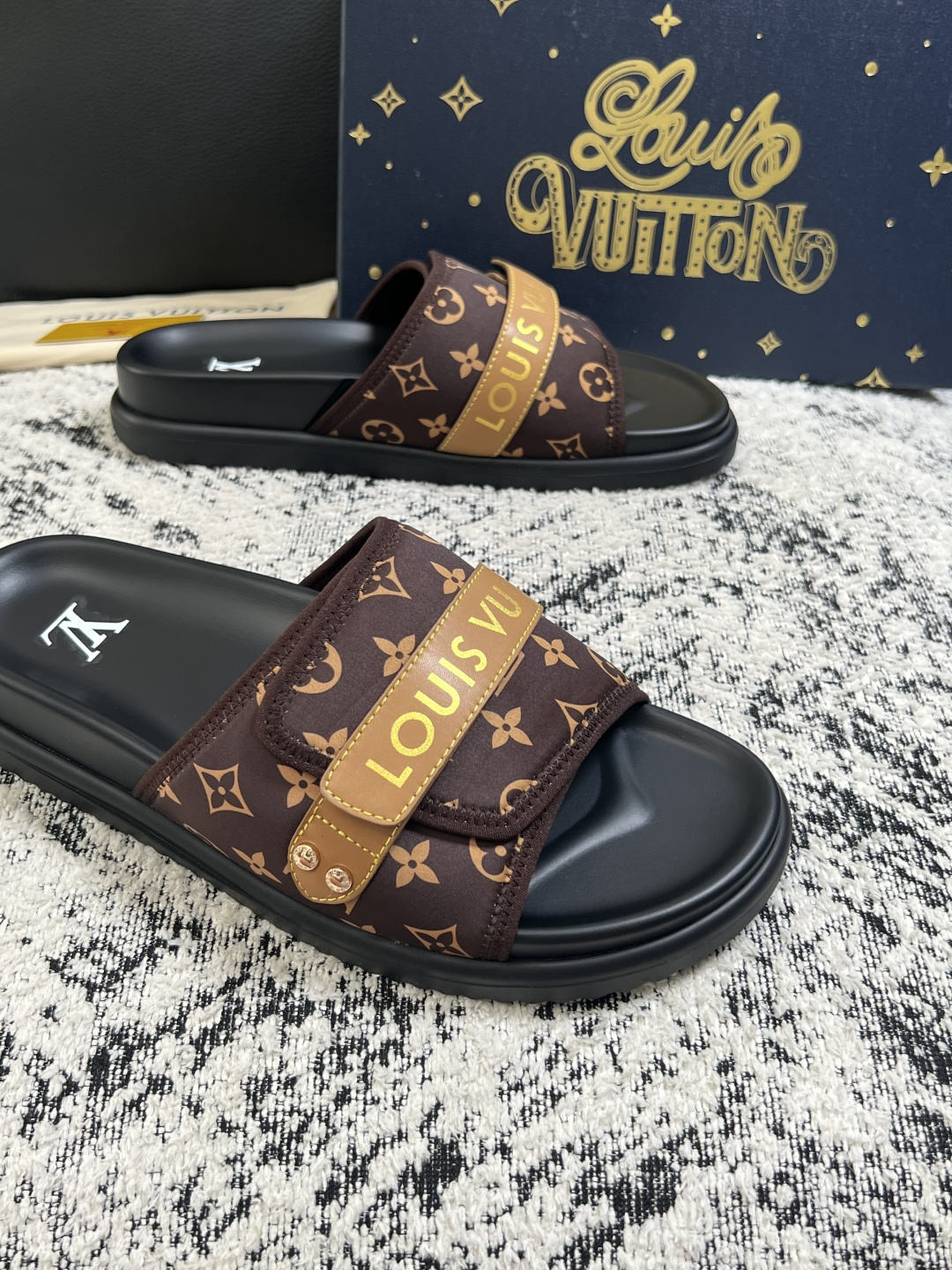 Lv  高品质  顶级工艺品  路易威登，拖鞋  专柜同步原厂配置，鞋面意大利进口，高品质拼接缤纷色彩复杂工艺品，进口牛