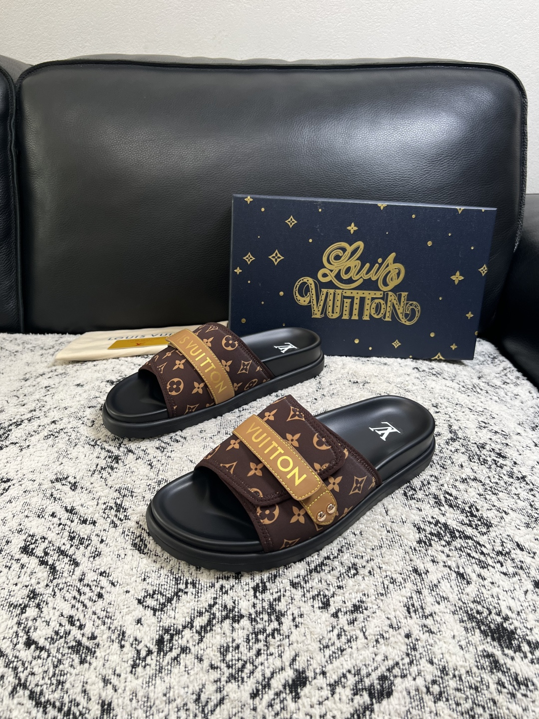 Lv  高品质  顶级工艺品  路易威登，拖鞋  专柜同步原厂配置，鞋面意大利进口，高品质拼接缤纷色彩复杂工艺品，进口牛