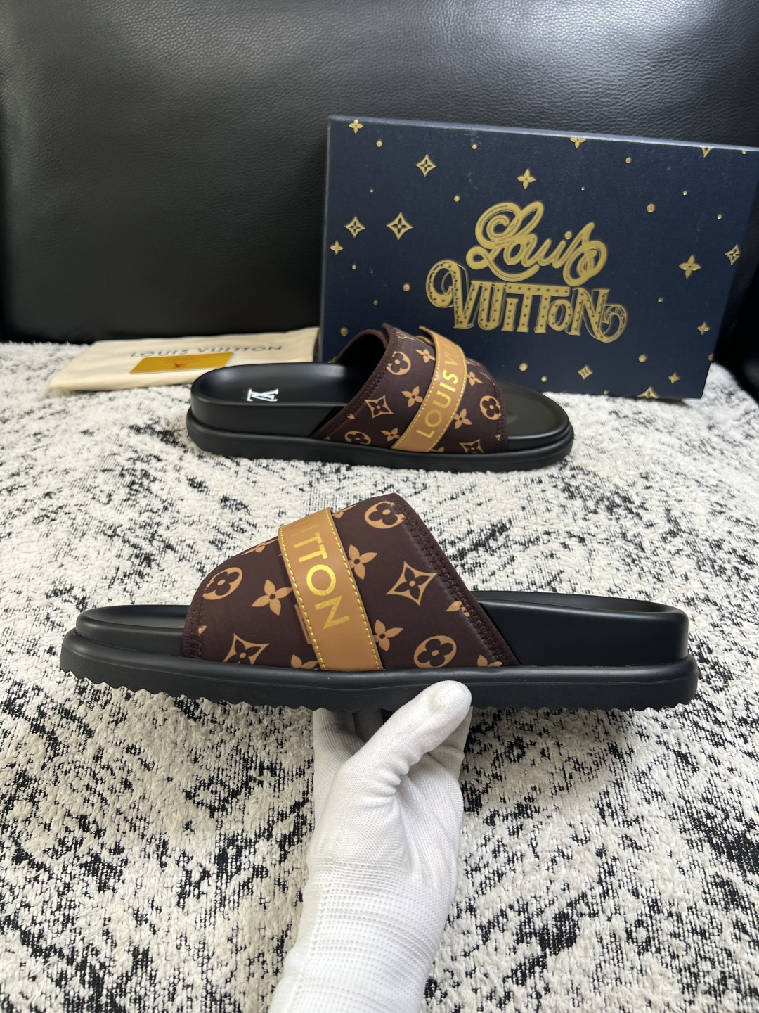 Lv  高品质  顶级工艺品  路易威登，拖鞋  专柜同步原厂配置，鞋面意大利进口，高品质拼接缤纷色彩复杂工艺品，进口牛