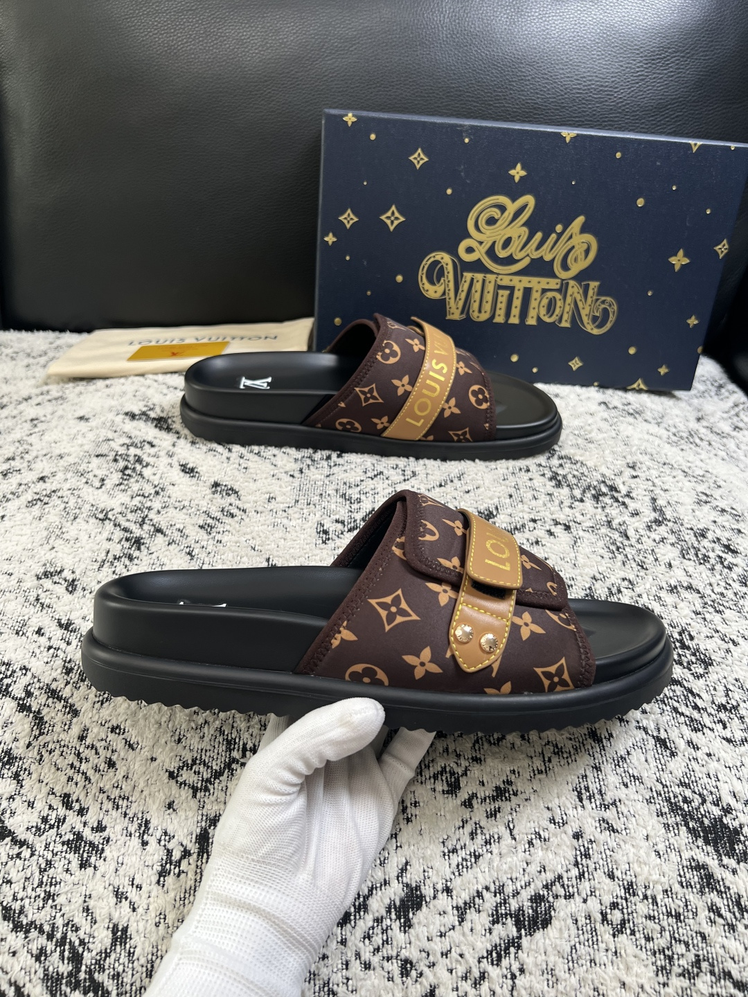 Lv  高品质  顶级工艺品  路易威登，拖鞋  专柜同步原厂配置，鞋面意大利进口，高品质拼接缤纷色彩复杂工艺品，进口牛