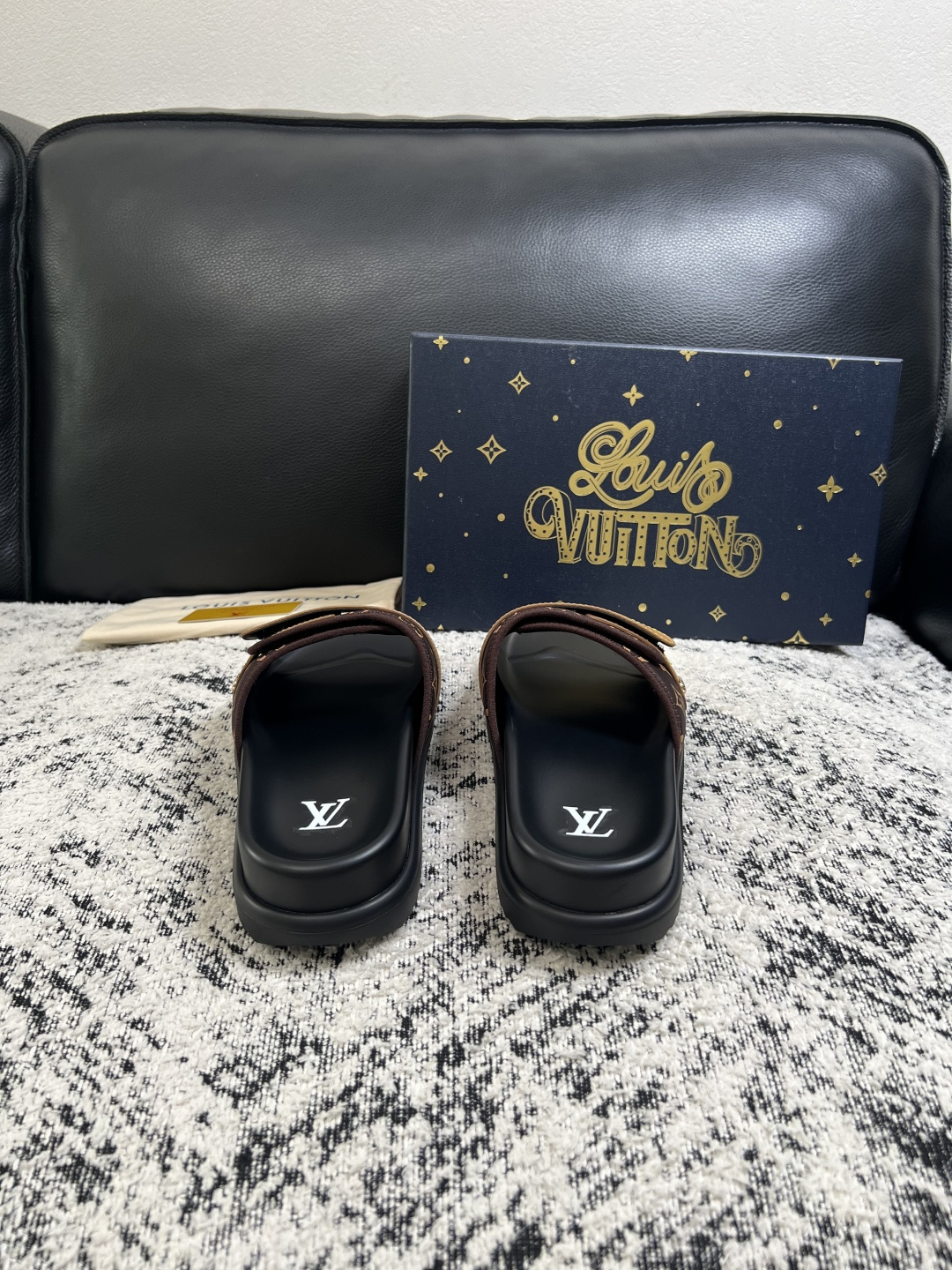 Lv  高品质  顶级工艺品  路易威登，拖鞋  专柜同步原厂配置，鞋面意大利进口，高品质拼接缤纷色彩复杂工艺品，进口牛