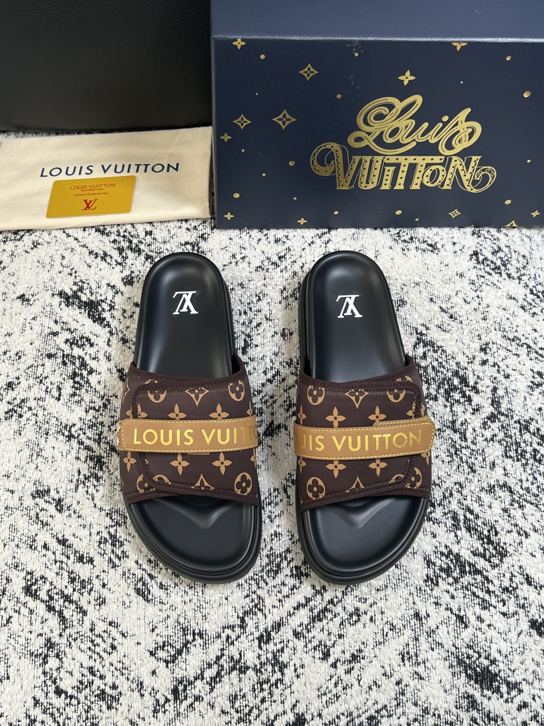 Lv  高品质  顶级工艺品  路易威登，拖鞋  专柜同步原厂配置，鞋面意大利进口，高品质拼接缤纷色彩复杂工艺品，进口牛