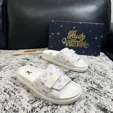 Lv 高品质 顶级工艺品 路易威登,拖鞋 专柜同步原厂配置,鞋面意大利进口,高品质拼接缤纷色彩复杂工艺品,进口牛 Lv 高品质 顶级工艺品 路易威登,拖鞋 专柜同步原厂配置,鞋面意大利进口,高品质拼接缤纷色彩复杂工艺品,进口牛