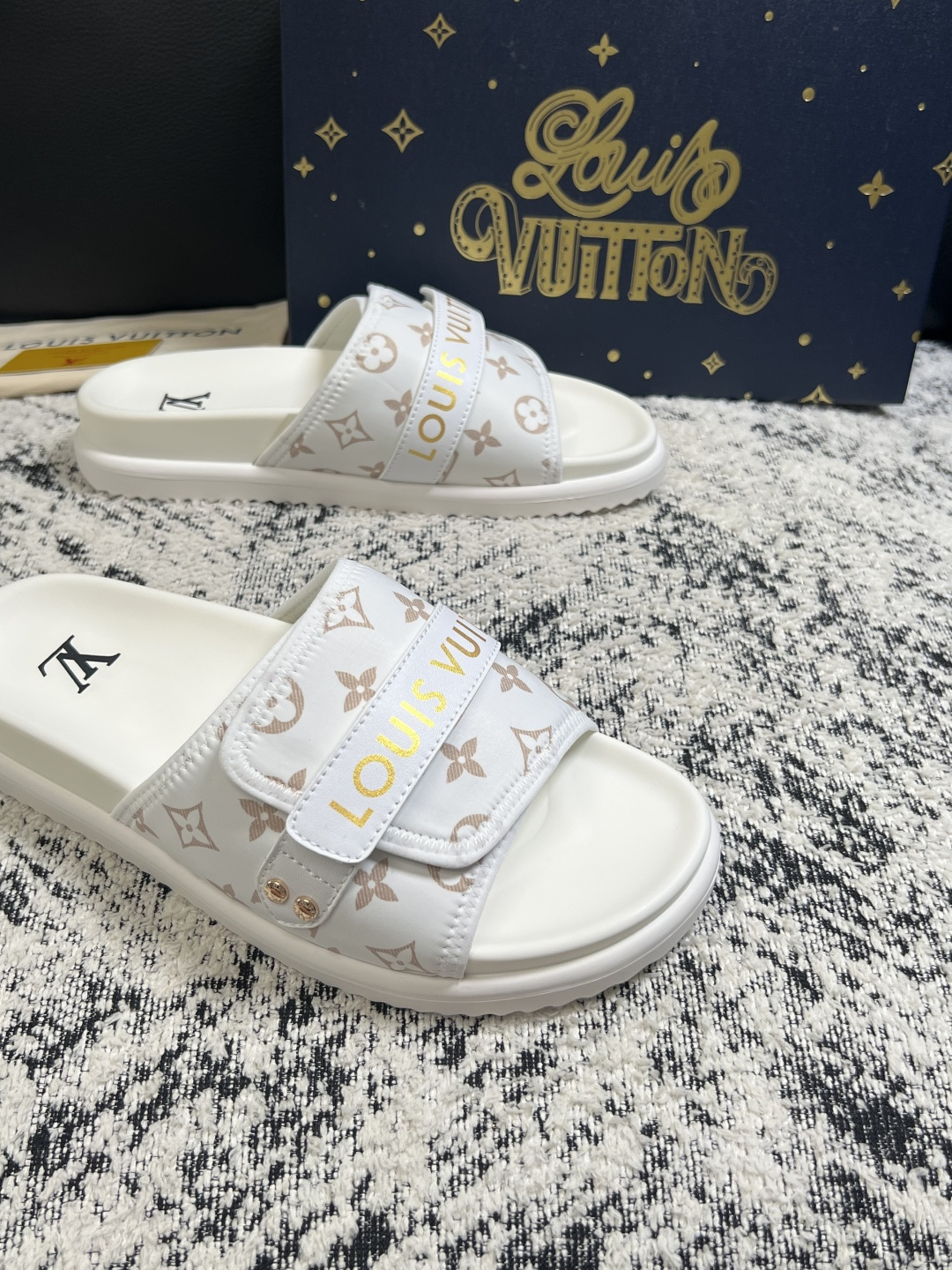 Lv  高品质  顶级工艺品  路易威登，拖鞋  专柜同步原厂配置，鞋面意大利进口，高品质拼接缤纷色彩复杂工艺品，进口牛