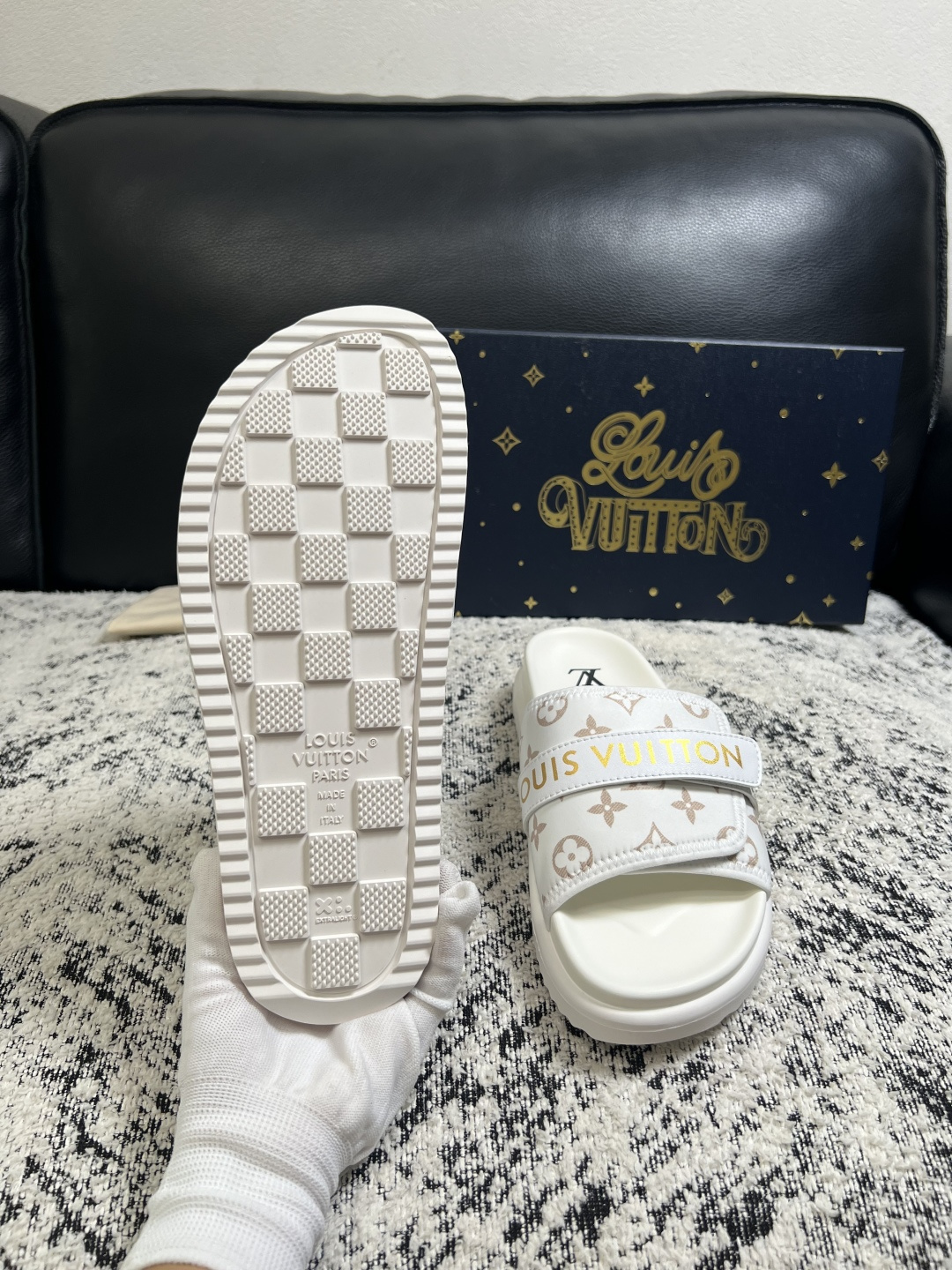 Lv  高品质  顶级工艺品  路易威登，拖鞋  专柜同步原厂配置，鞋面意大利进口，高品质拼接缤纷色彩复杂工艺品，进口牛