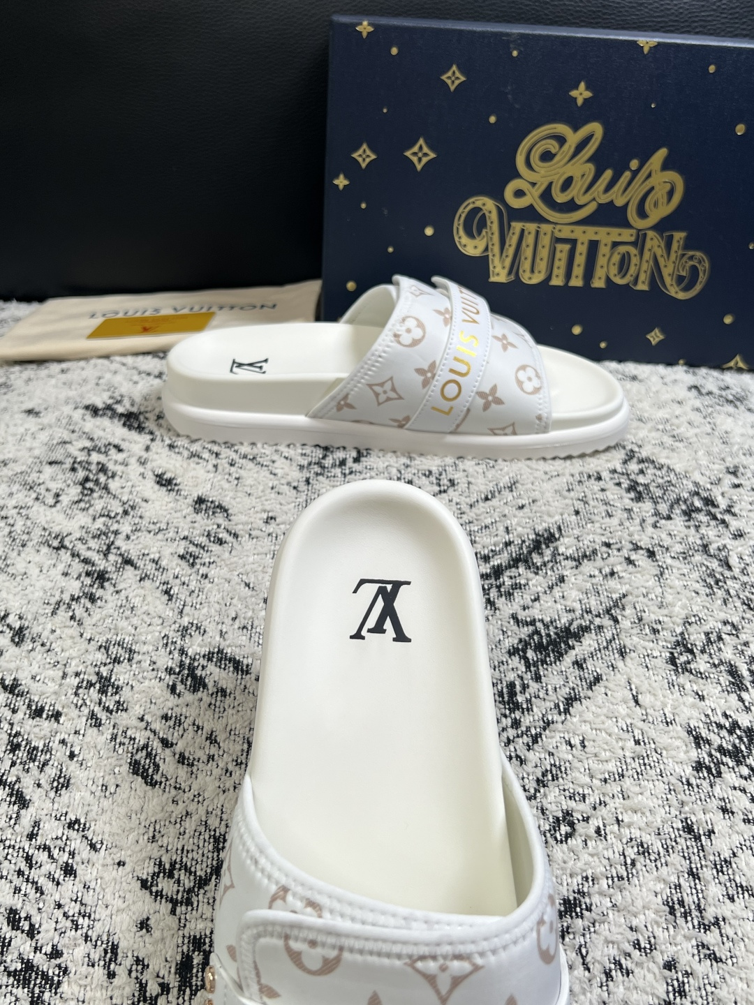 Lv  高品质  顶级工艺品  路易威登，拖鞋  专柜同步原厂配置，鞋面意大利进口，高品质拼接缤纷色彩复杂工艺品，进口牛
