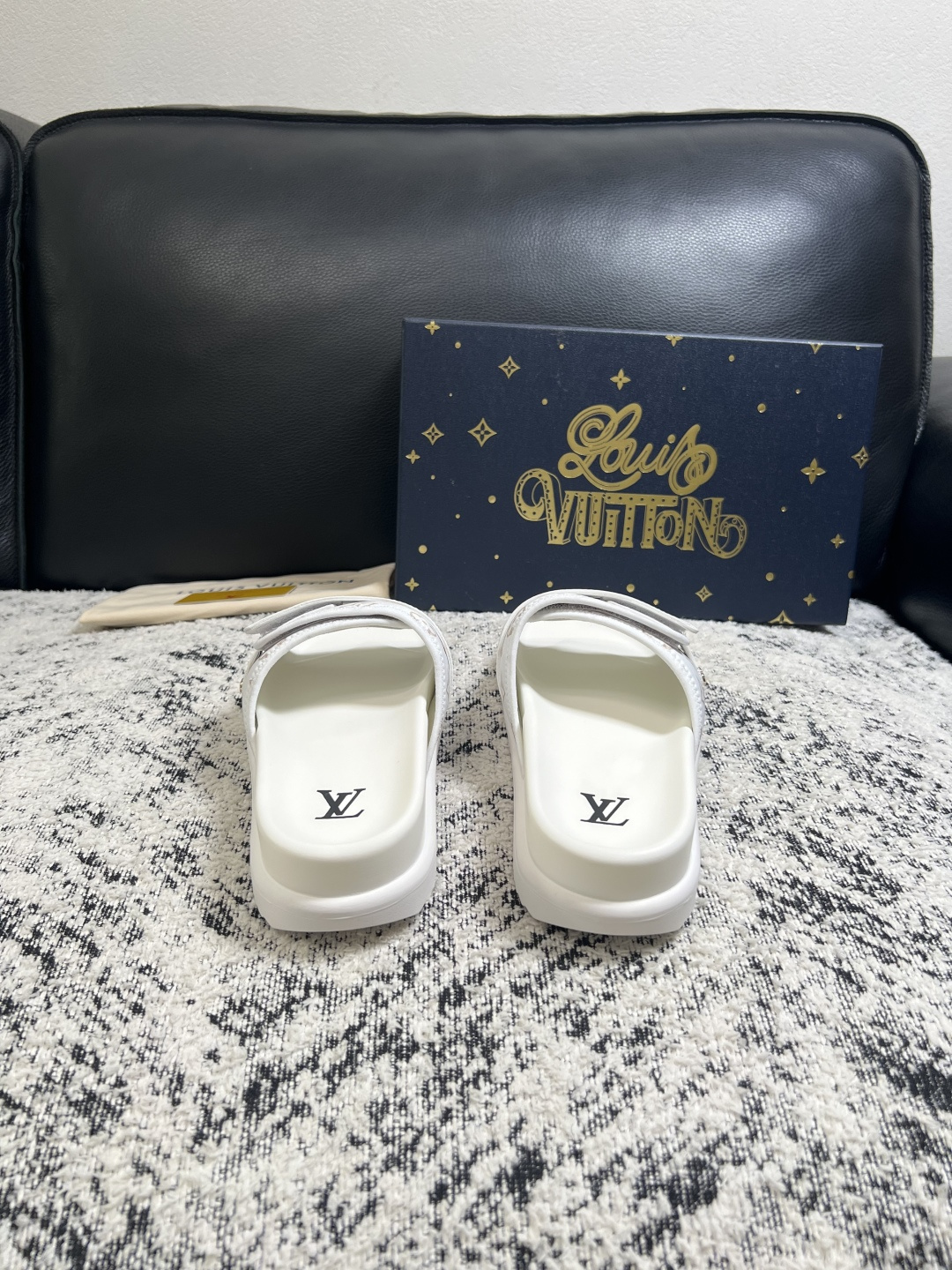 Lv  高品质  顶级工艺品  路易威登，拖鞋  专柜同步原厂配置，鞋面意大利进口，高品质拼接缤纷色彩复杂工艺品，进口牛
