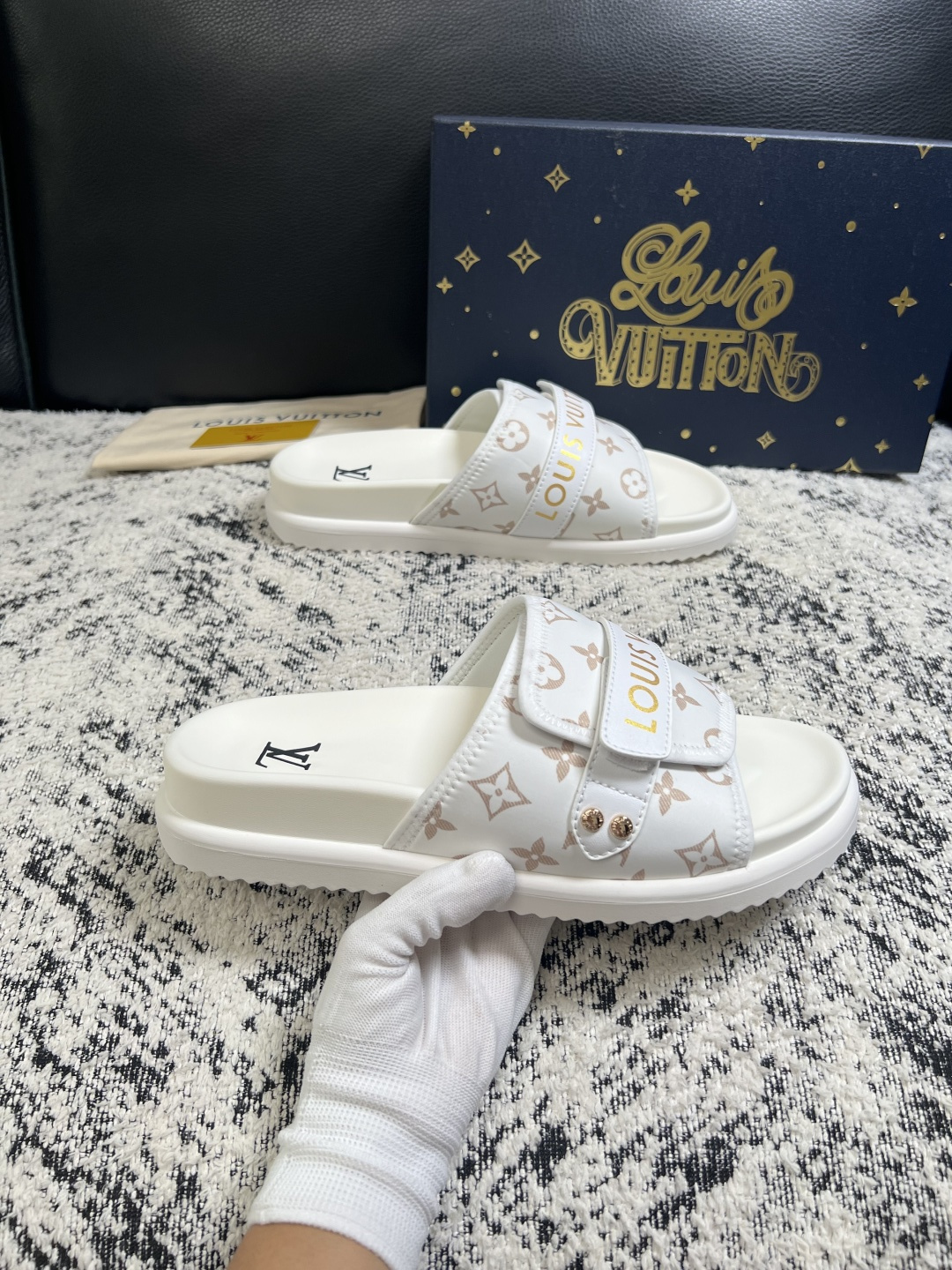 Lv  高品质  顶级工艺品  路易威登，拖鞋  专柜同步原厂配置，鞋面意大利进口，高品质拼接缤纷色彩复杂工艺品，进口牛