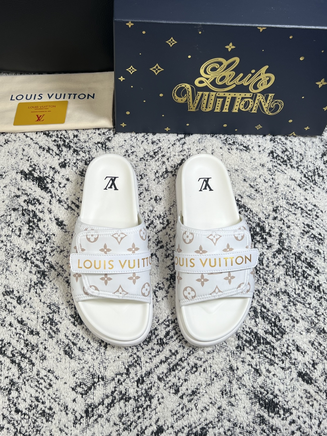 Lv  高品质  顶级工艺品  路易威登，拖鞋  专柜同步原厂配置，鞋面意大利进口，高品质拼接缤纷色彩复杂工艺品，进口牛