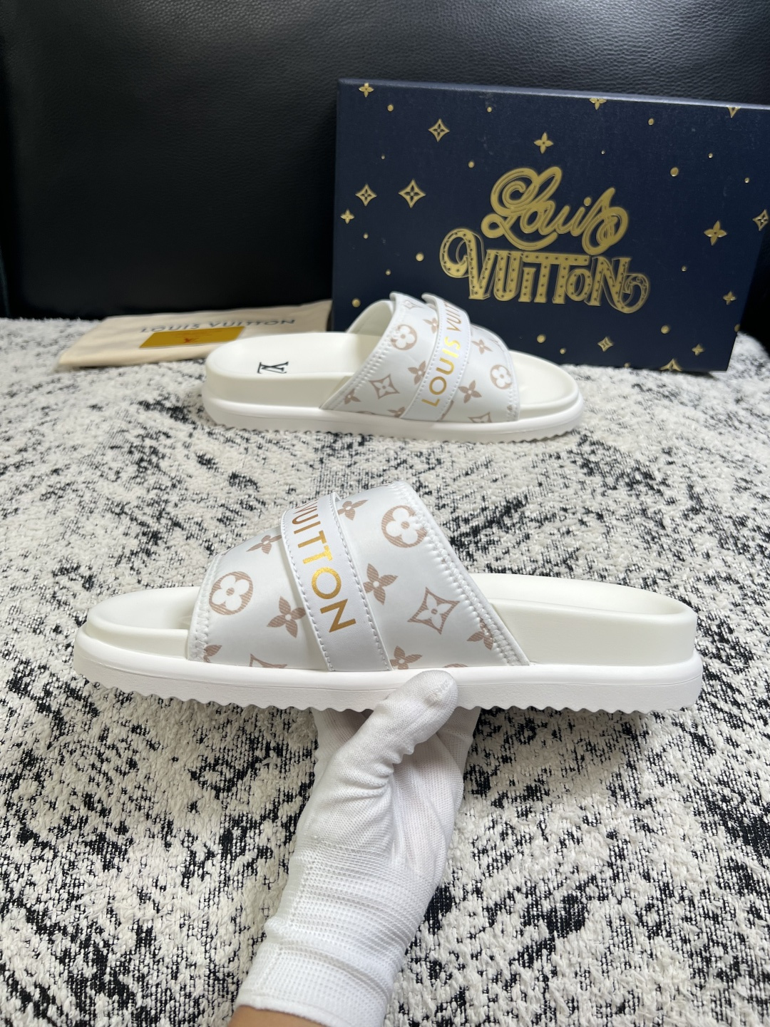 Lv  高品质  顶级工艺品  路易威登，拖鞋  专柜同步原厂配置，鞋面意大利进口，高品质拼接缤纷色彩复杂工艺品，进口牛