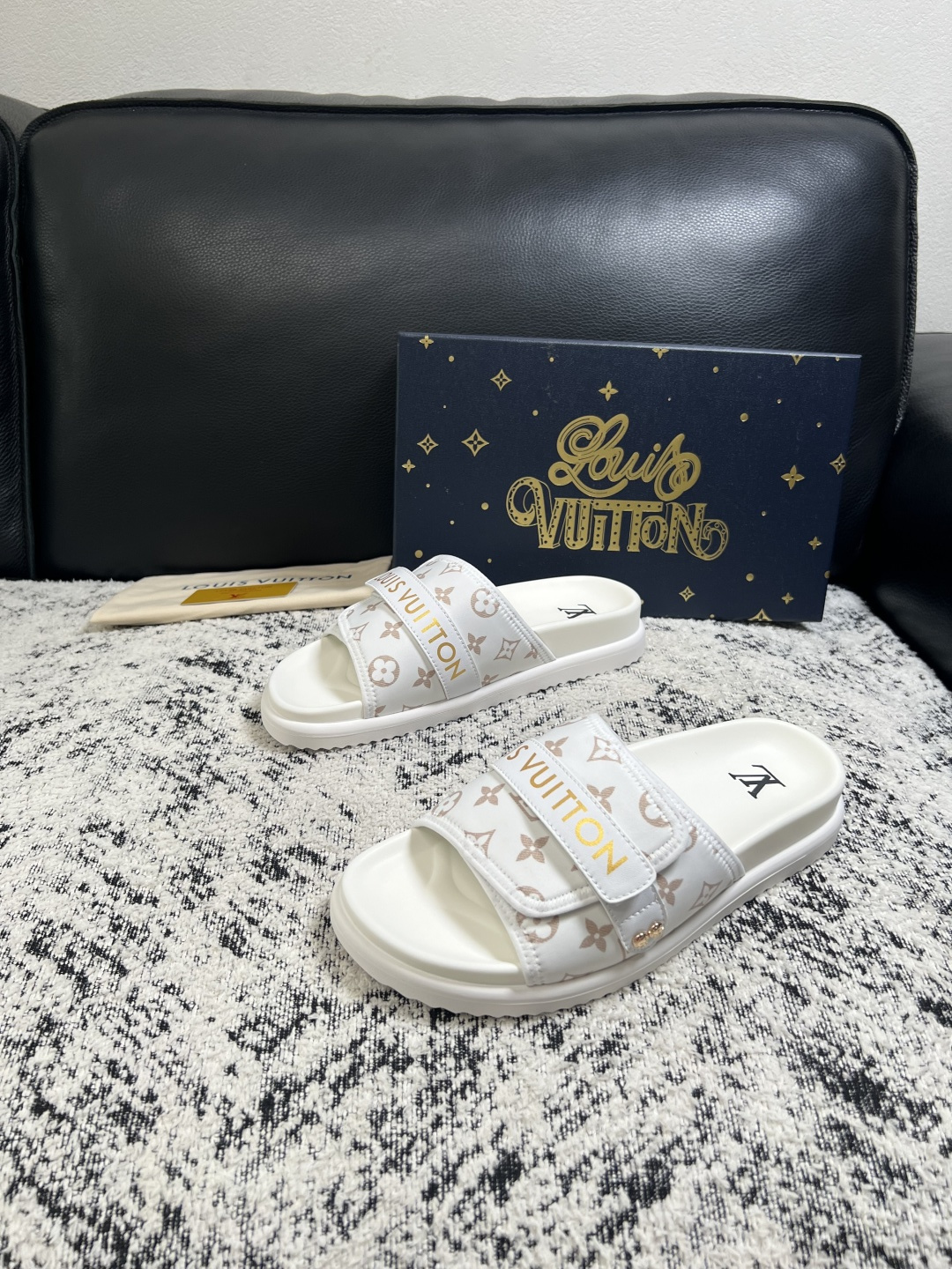 Lv  高品质  顶级工艺品  路易威登，拖鞋  专柜同步原厂配置，鞋面意大利进口，高品质拼接缤纷色彩复杂工艺品，进口牛