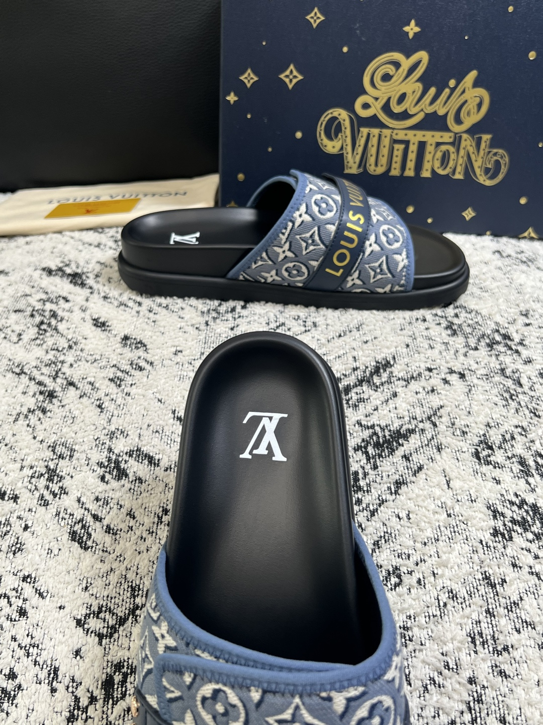 Lv  高品质  顶级工艺品  路易威登，拖鞋  专柜同步原厂配置，鞋面意大利进口，高品质拼接缤纷色彩复杂工艺品，进口牛