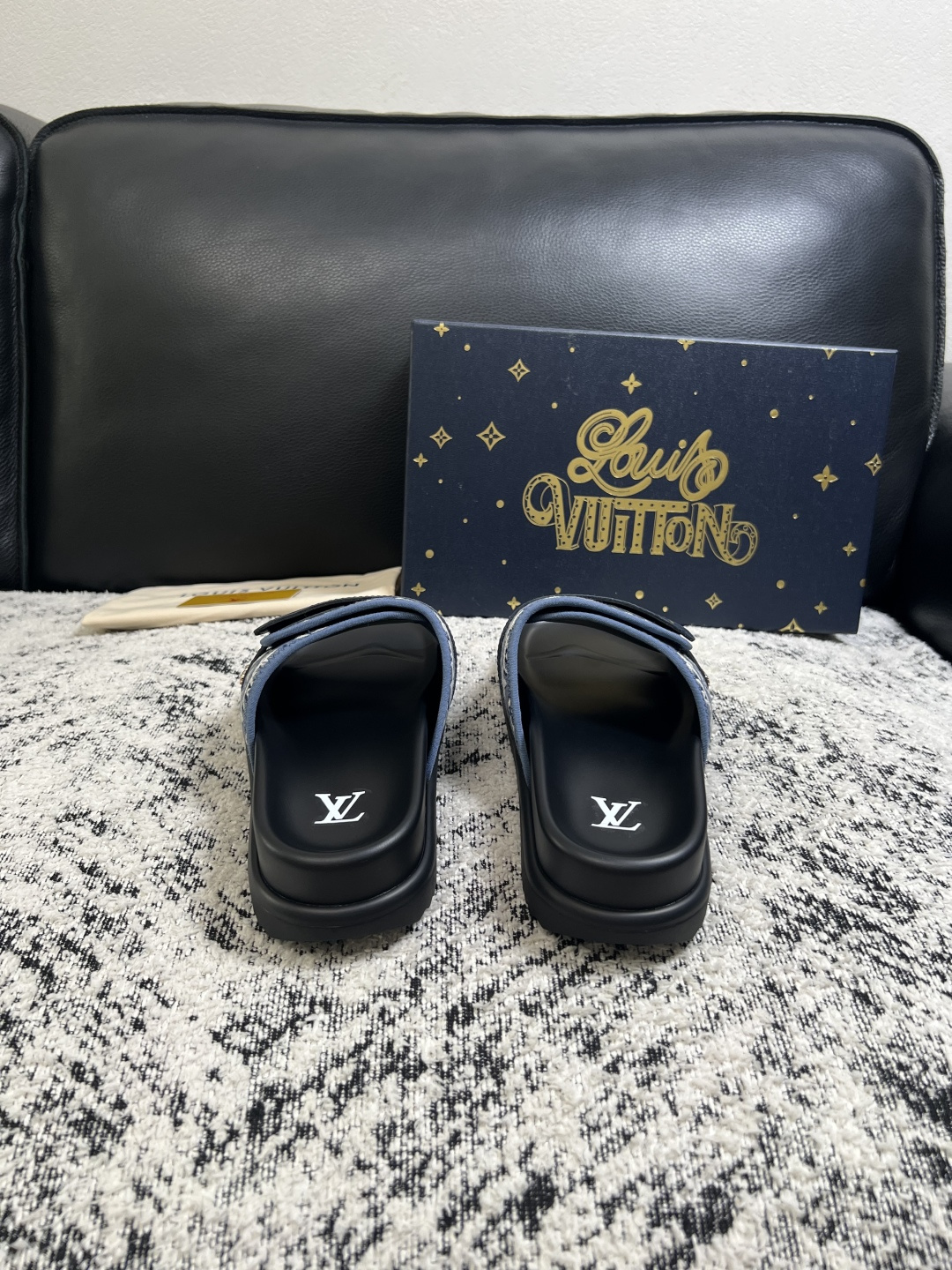Lv  高品质  顶级工艺品  路易威登，拖鞋  专柜同步原厂配置，鞋面意大利进口，高品质拼接缤纷色彩复杂工艺品，进口牛