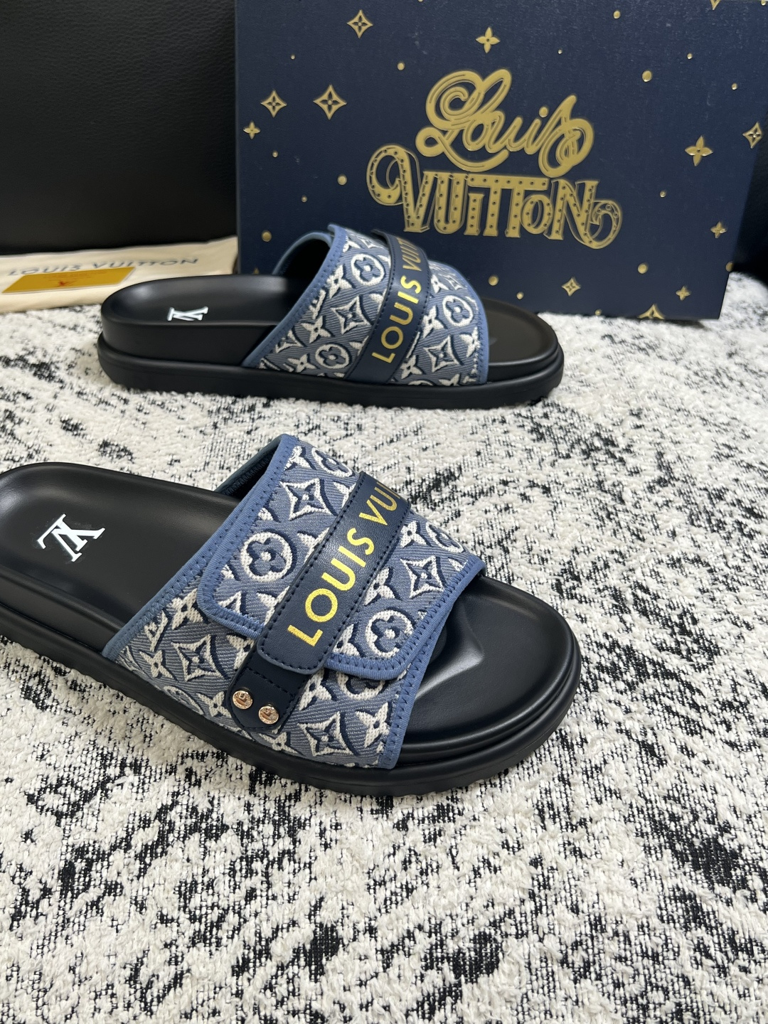 Lv  高品质  顶级工艺品  路易威登，拖鞋  专柜同步原厂配置，鞋面意大利进口，高品质拼接缤纷色彩复杂工艺品，进口牛