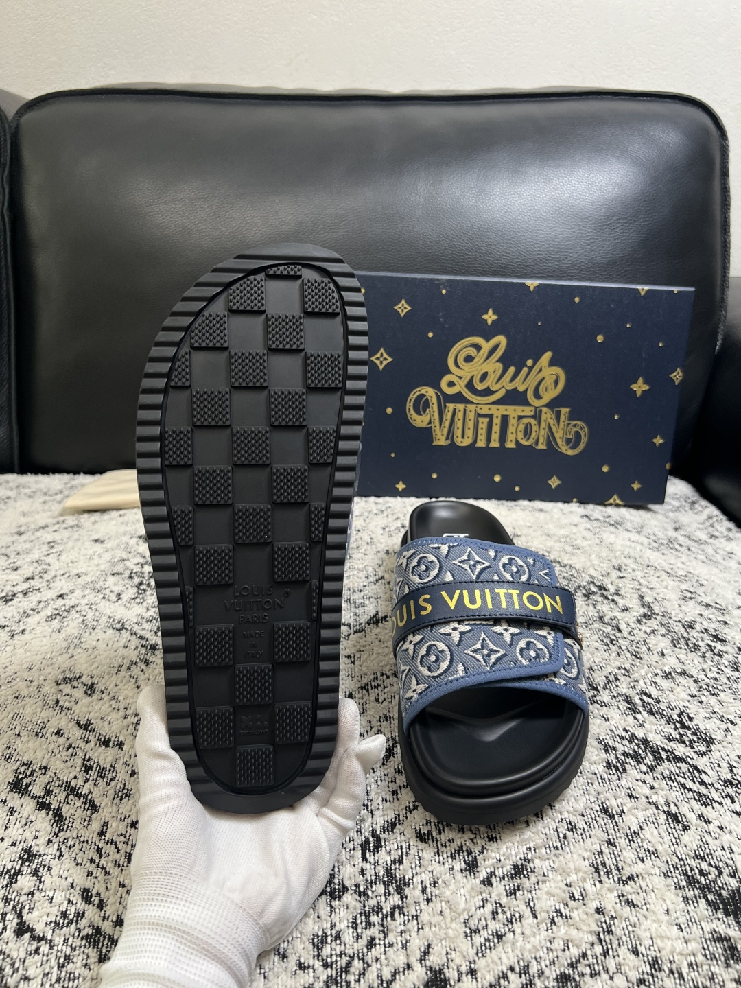 Lv  高品质  顶级工艺品  路易威登，拖鞋  专柜同步原厂配置，鞋面意大利进口，高品质拼接缤纷色彩复杂工艺品，进口牛