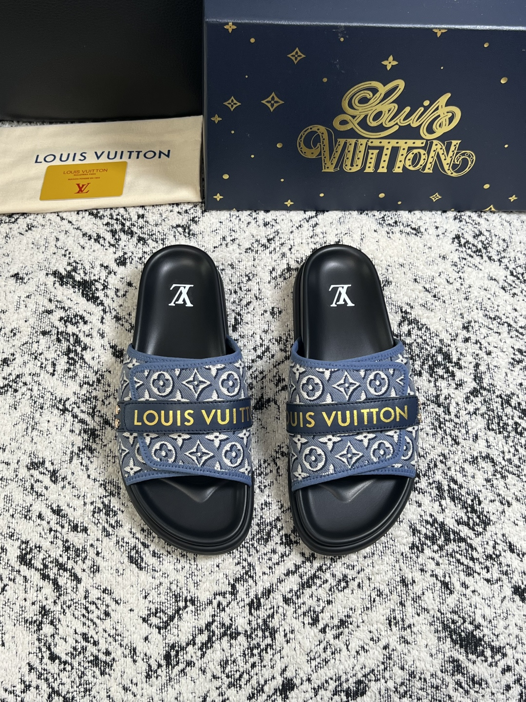 Lv  高品质  顶级工艺品  路易威登，拖鞋  专柜同步原厂配置，鞋面意大利进口，高品质拼接缤纷色彩复杂工艺品，进口牛