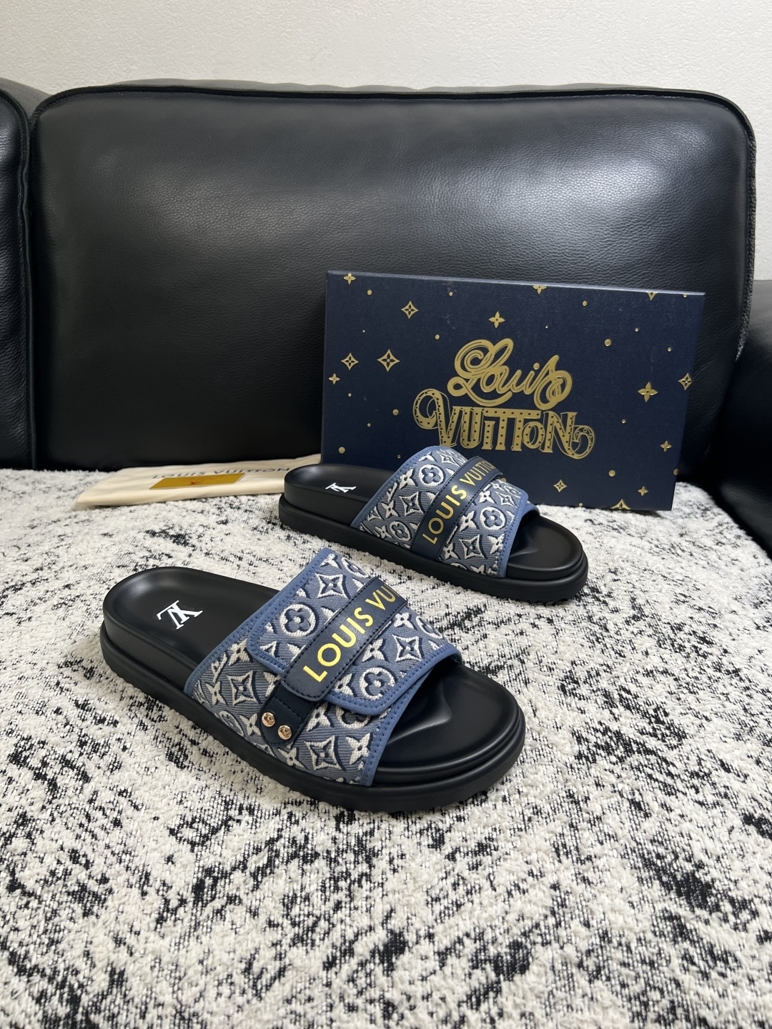 NO:930844,Lv high-quality top crafts Louis Vuitton, slippers, counters with original configuration, uppers imported from Italy, high-quality spliced ​​colorful and complex handicrafts, imported cowhide linings are soft and comfortable, original soles are specially provided by the original factory, TPU exclusive movable molded soles are super comfortable, original factory follow-up goods, code number 39-44 (customized 38 45),, louis vuitton, louis vuitton, slippers, cowhide19860909Lv 高品质 顶级工艺品 路易威登,拖鞋 专柜同步原厂配置,鞋面意大利进口,高品质拼接缤纷色彩复杂工艺品,进口牛皮里垫柔软舒适,鞋底原厂特供原版底,TPU独家活动成型底超级舒适,原厂跟单货,码数 39-44（订做 38 45）,,louis vuitton,louis vuitton,slippers,cowhide,Men's shoes