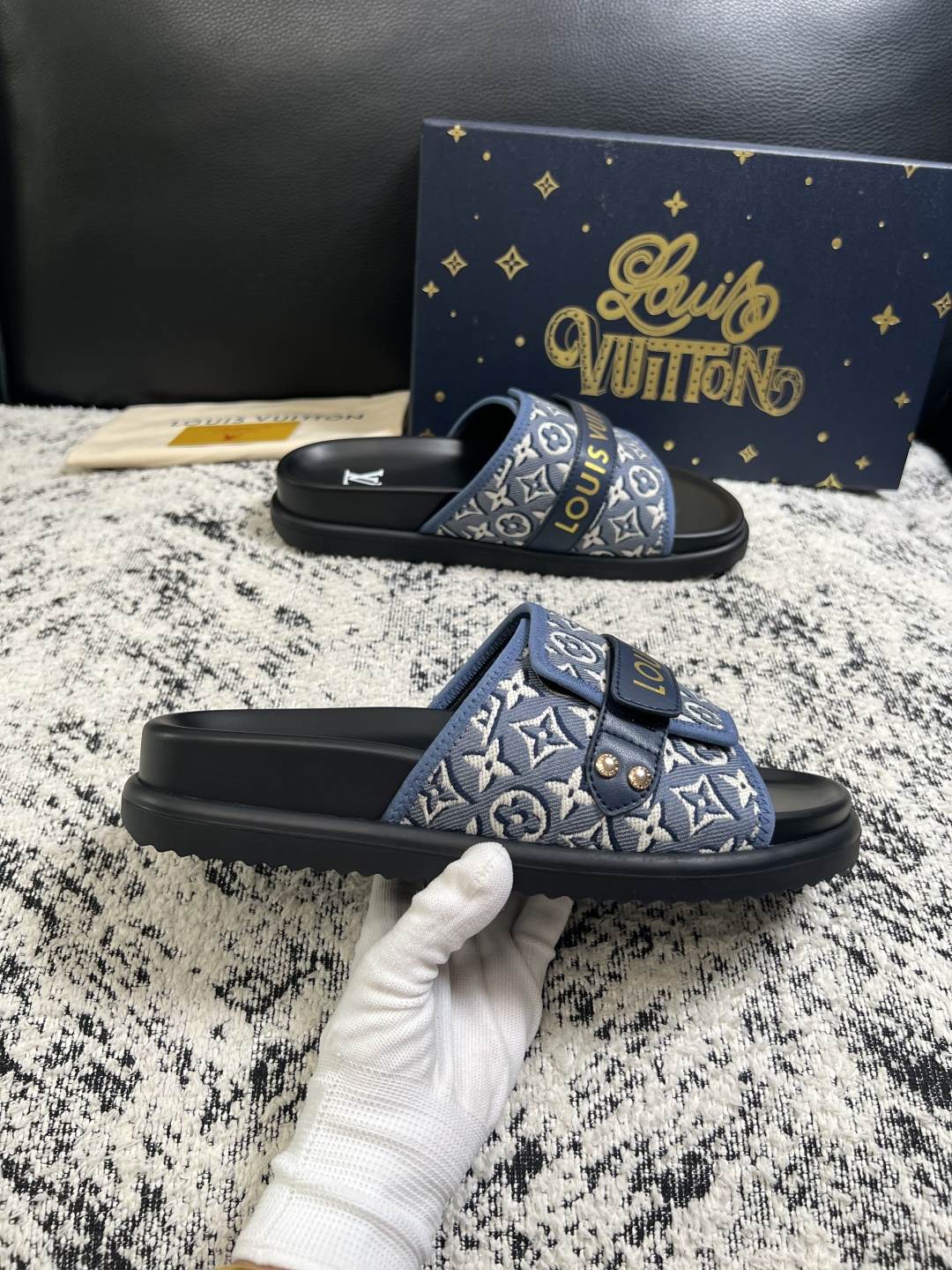 Lv  高品质  顶级工艺品  路易威登，拖鞋  专柜同步原厂配置，鞋面意大利进口，高品质拼接缤纷色彩复杂工艺品，进口牛