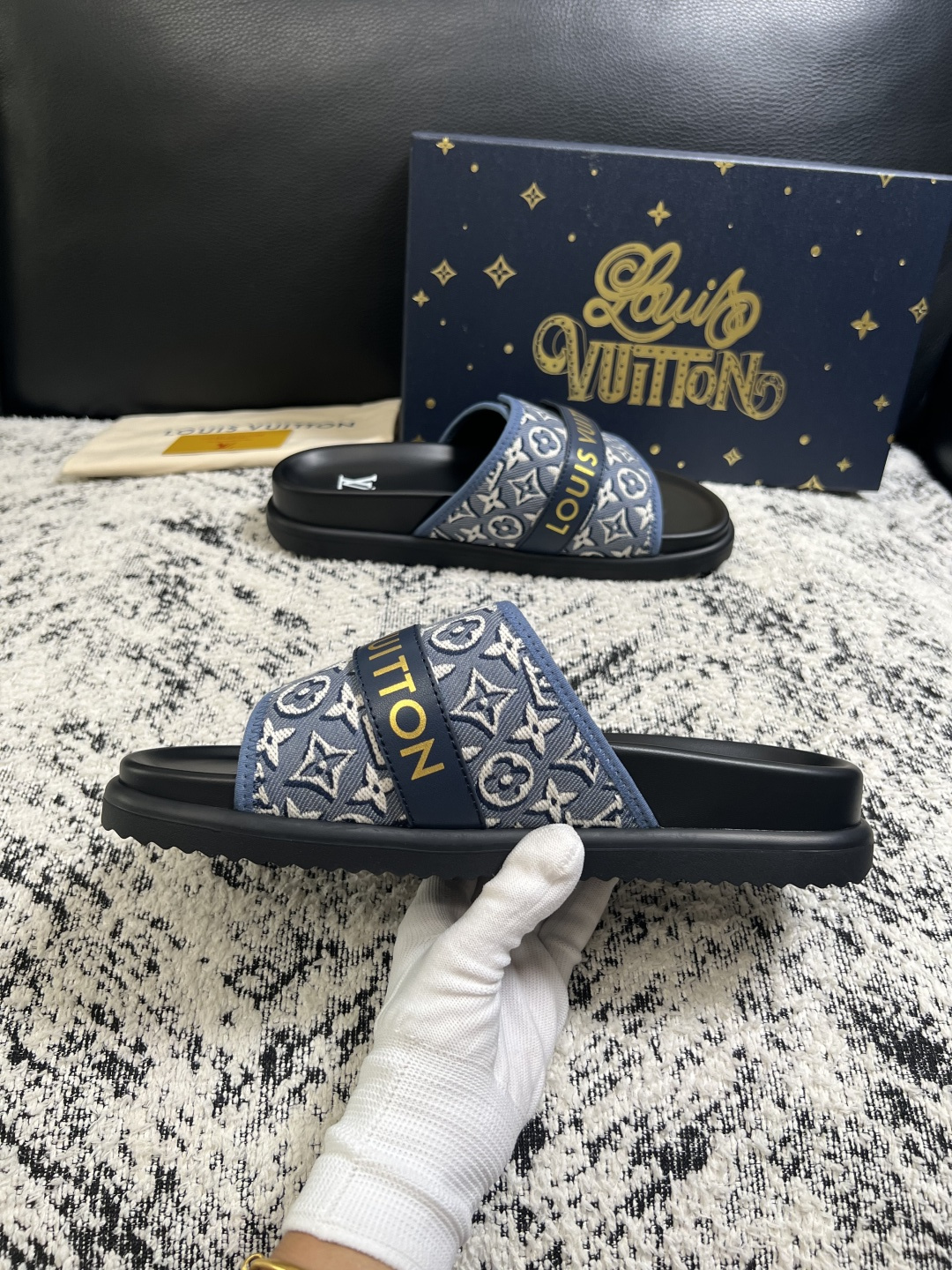 Lv  高品质  顶级工艺品  路易威登，拖鞋  专柜同步原厂配置，鞋面意大利进口，高品质拼接缤纷色彩复杂工艺品，进口牛