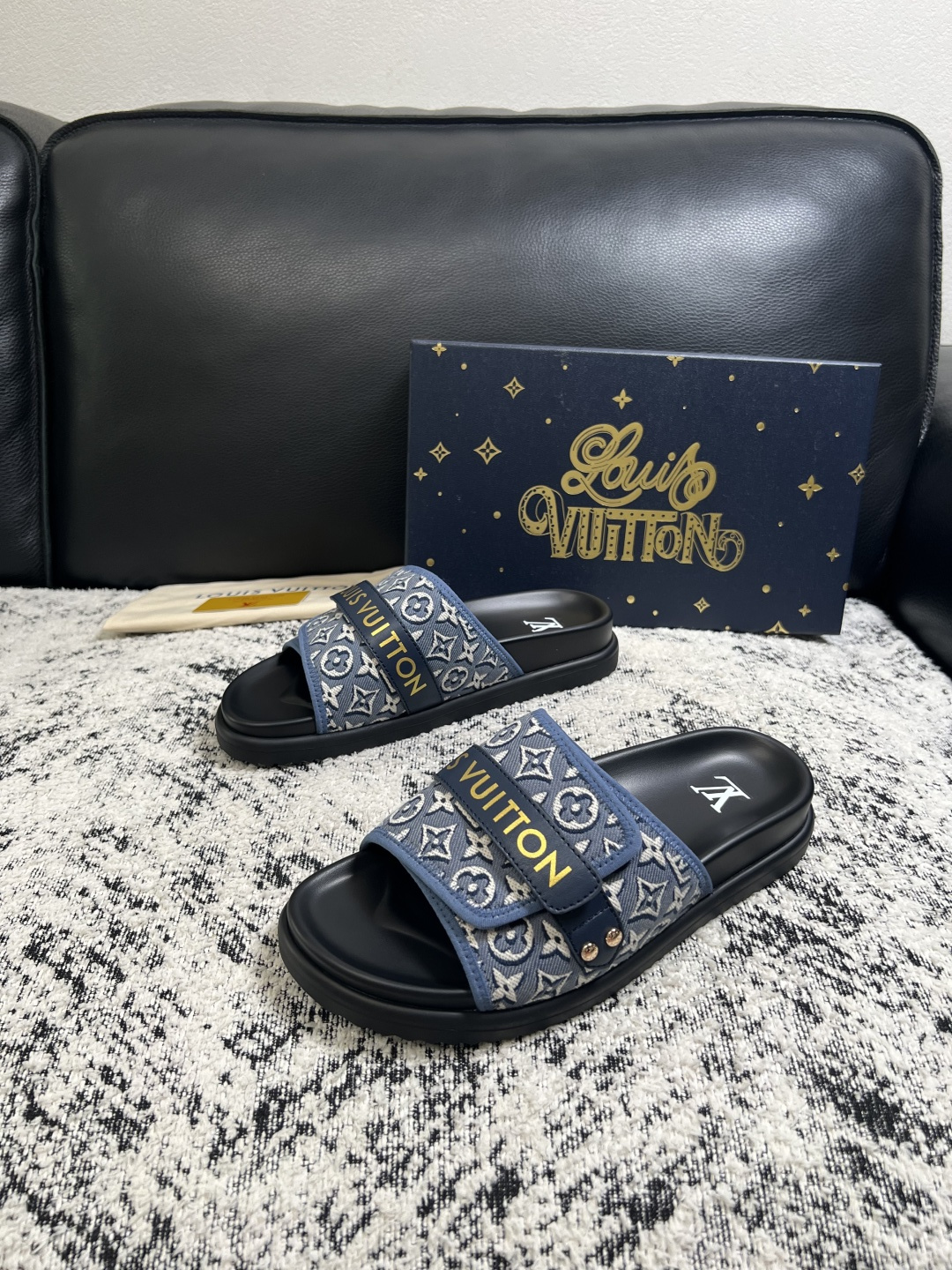 Lv  高品质  顶级工艺品  路易威登，拖鞋  专柜同步原厂配置，鞋面意大利进口，高品质拼接缤纷色彩复杂工艺品，进口牛