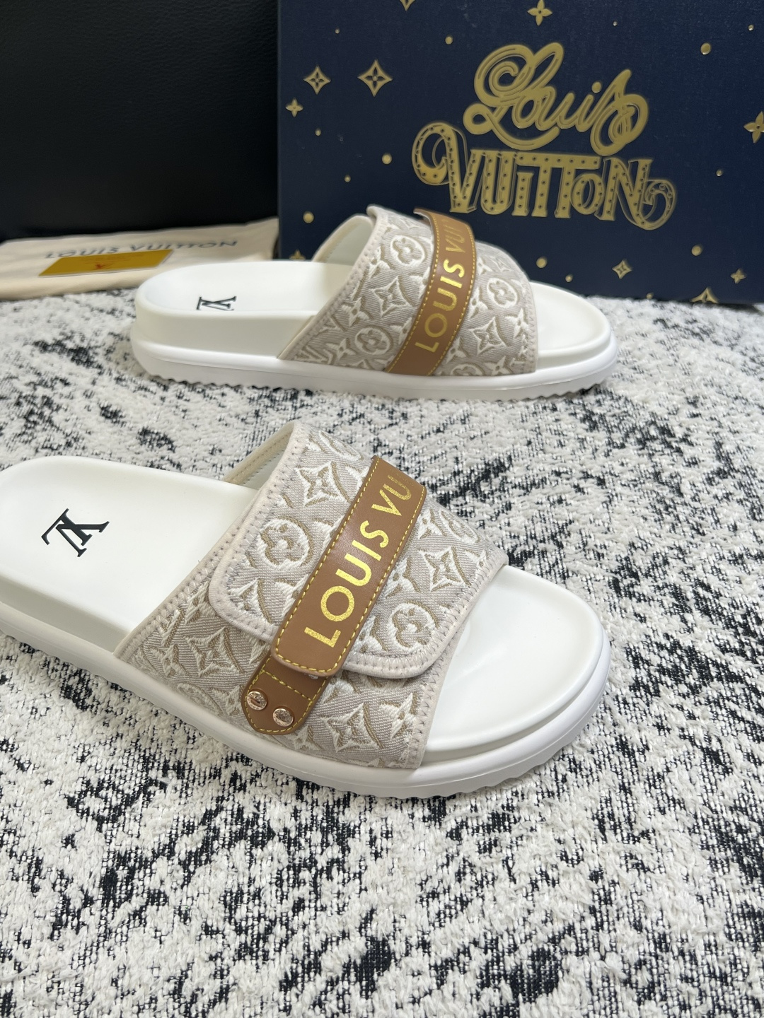 Lv  高品质  顶级工艺品  路易威登，拖鞋  专柜同步原厂配置，鞋面意大利进口，高品质拼接缤纷色彩复杂工艺品，进口牛