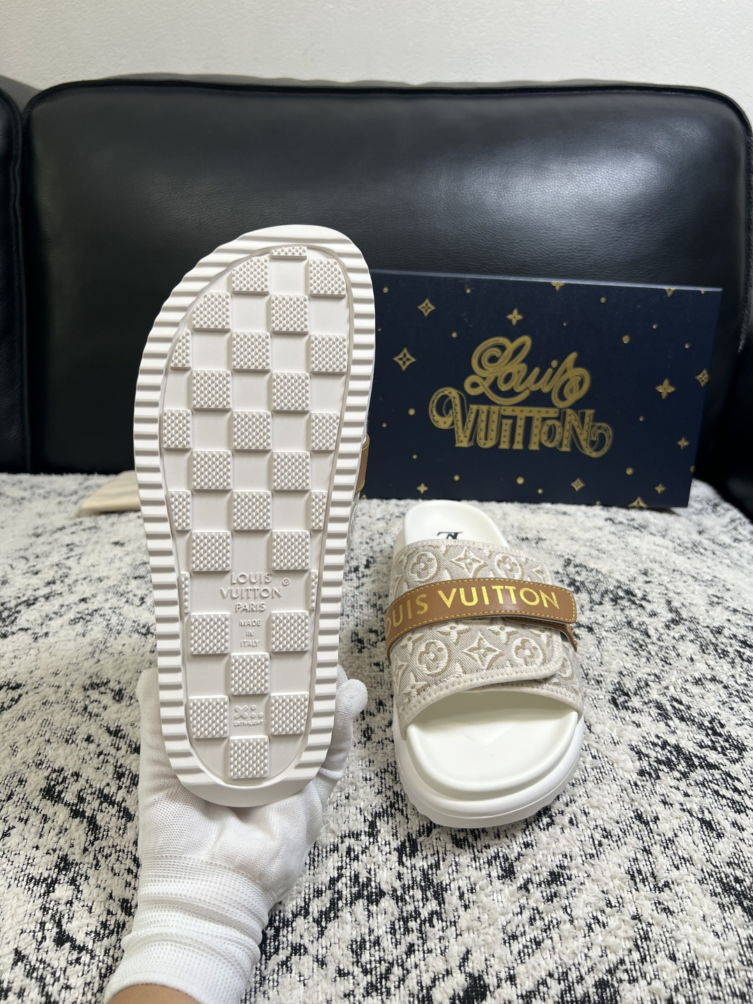 Lv  高品质  顶级工艺品  路易威登，拖鞋  专柜同步原厂配置，鞋面意大利进口，高品质拼接缤纷色彩复杂工艺品，进口牛