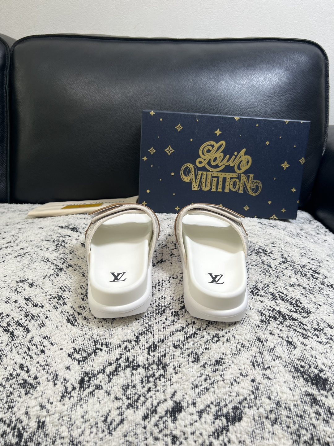 Lv  高品质  顶级工艺品  路易威登，拖鞋  专柜同步原厂配置，鞋面意大利进口，高品质拼接缤纷色彩复杂工艺品，进口牛