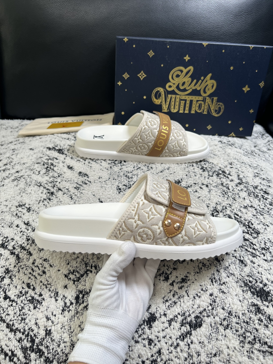 Lv  高品质  顶级工艺品  路易威登，拖鞋  专柜同步原厂配置，鞋面意大利进口，高品质拼接缤纷色彩复杂工艺品，进口牛