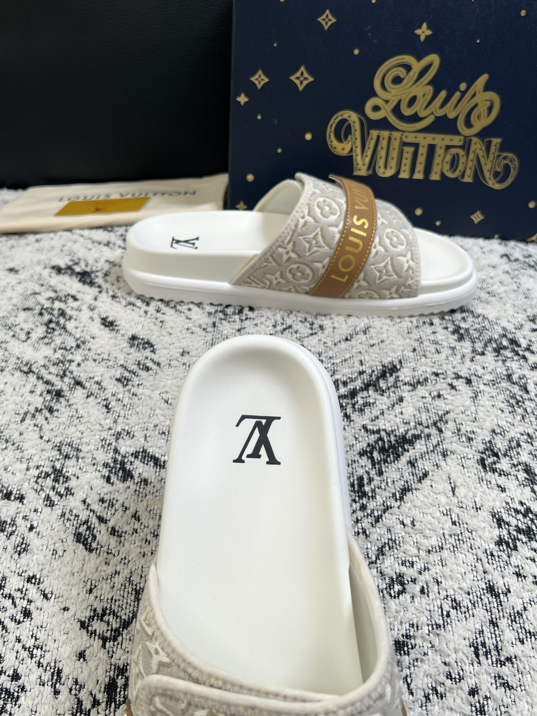 Lv  高品质  顶级工艺品  路易威登，拖鞋  专柜同步原厂配置，鞋面意大利进口，高品质拼接缤纷色彩复杂工艺品，进口牛