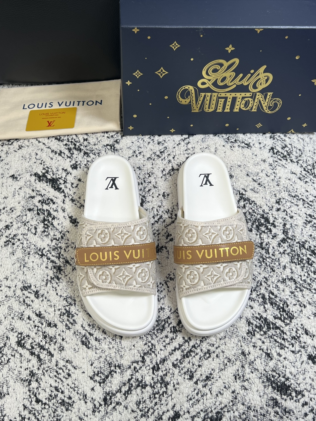 Lv  高品质  顶级工艺品  路易威登，拖鞋  专柜同步原厂配置，鞋面意大利进口，高品质拼接缤纷色彩复杂工艺品，进口牛