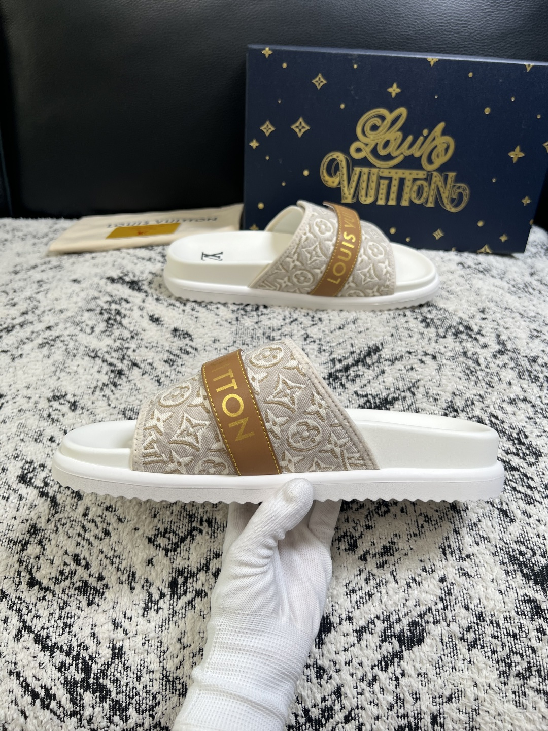 Lv  高品质  顶级工艺品  路易威登，拖鞋  专柜同步原厂配置，鞋面意大利进口，高品质拼接缤纷色彩复杂工艺品，进口牛
