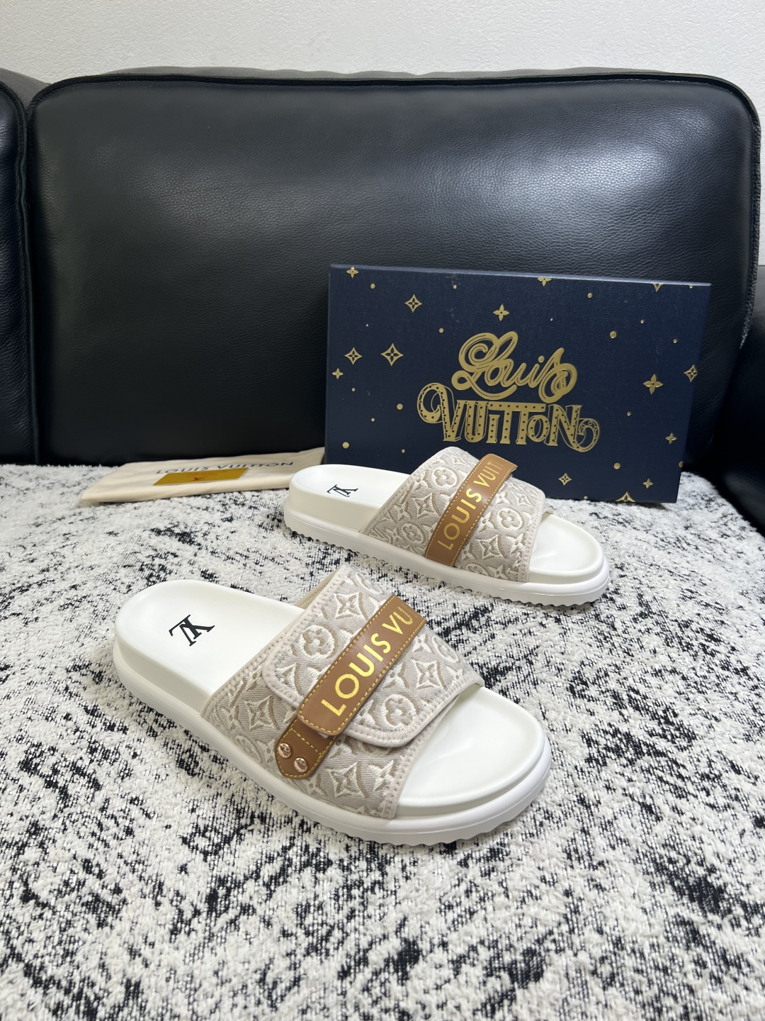 NO:930852,Lv high-quality top crafts Louis Vuitton, slippers, counters with original configuration, uppers imported from Italy, high-quality spliced ​​colorful and complex handicrafts, imported cowhide linings are soft and comfortable, original soles are specially provided by the original factory, TPU exclusive movable molded soles are super comfortable, original factory follow-up goods, code number 39-44 (customized 38 45),, louis vuitton, louis vuitton, slippers, cowhide19860909Lv 高品质 顶级工艺品 路易威登,拖鞋 专柜同步原厂配置,鞋面意大利进口,高品质拼接缤纷色彩复杂工艺品,进口牛皮里垫柔软舒适,鞋底原厂特供原版底,TPU独家活动成型底超级舒适,原厂跟单货,码数 39-44（订做 38 45）,,louis vuitton,louis vuitton,slippers,cowhide,Men's shoes