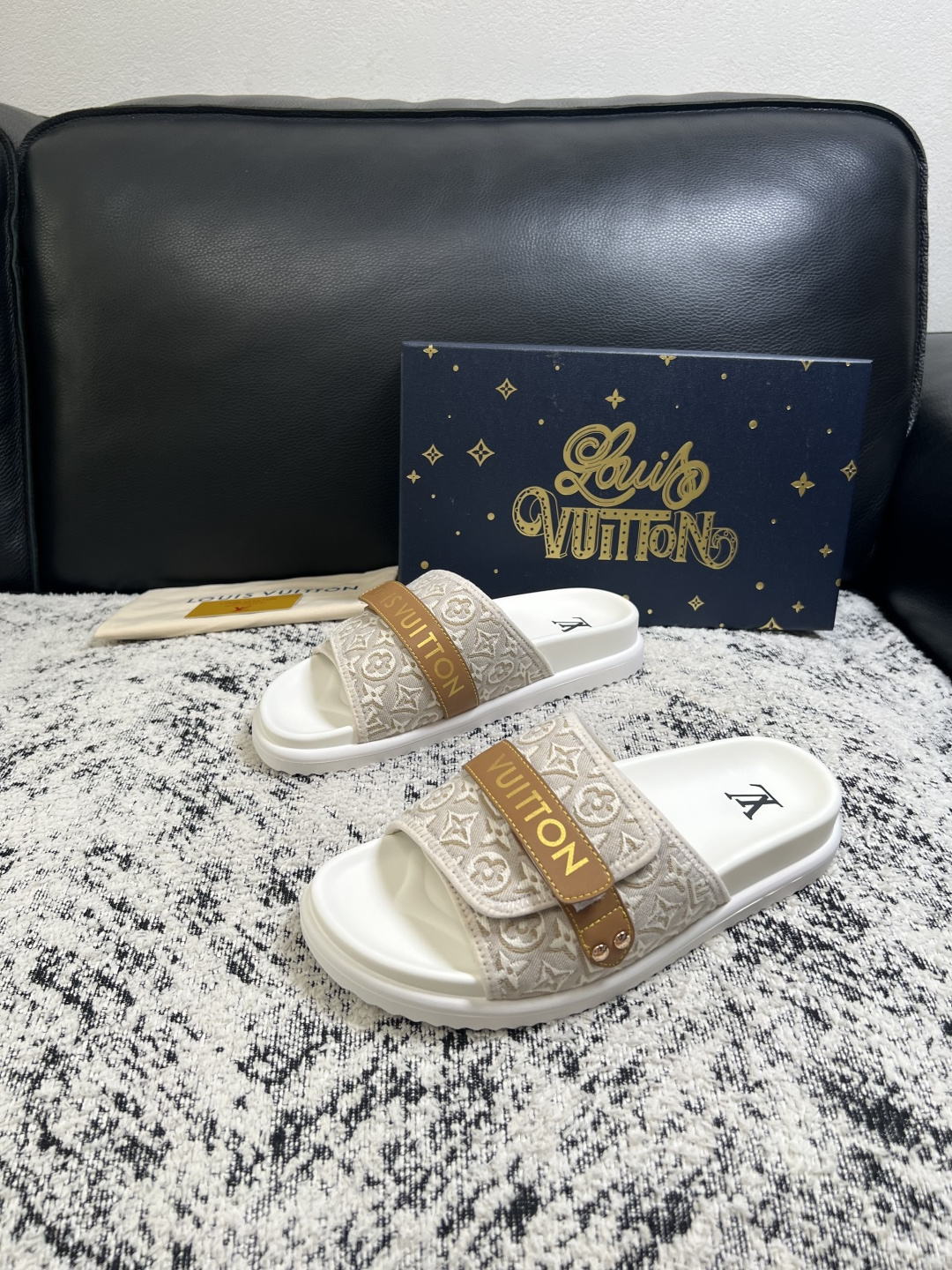 Lv  高品质  顶级工艺品  路易威登，拖鞋  专柜同步原厂配置，鞋面意大利进口，高品质拼接缤纷色彩复杂工艺品，进口牛