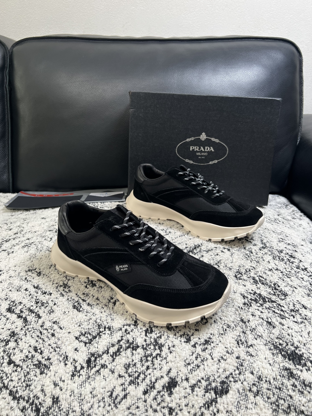 Prada 高品质 顶级工艺品,普拉达 专柜同步,原厂配置意大利进口牛皮搭配面料,进口牛皮内里垫,透气舒适,鞋底:原 Prada 高品质 顶级工艺品,普拉达 专柜同步,原厂配置意大利进口牛皮搭配面料,进口牛皮内里垫,透气舒适,鞋底:原