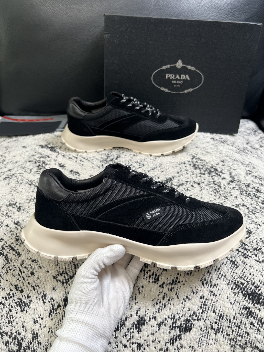 Prada  高品质  顶级工艺品，普拉达 专柜同步，原厂配置意大利进口牛皮搭配面料，进口牛皮内里垫，透气舒适，鞋底：原