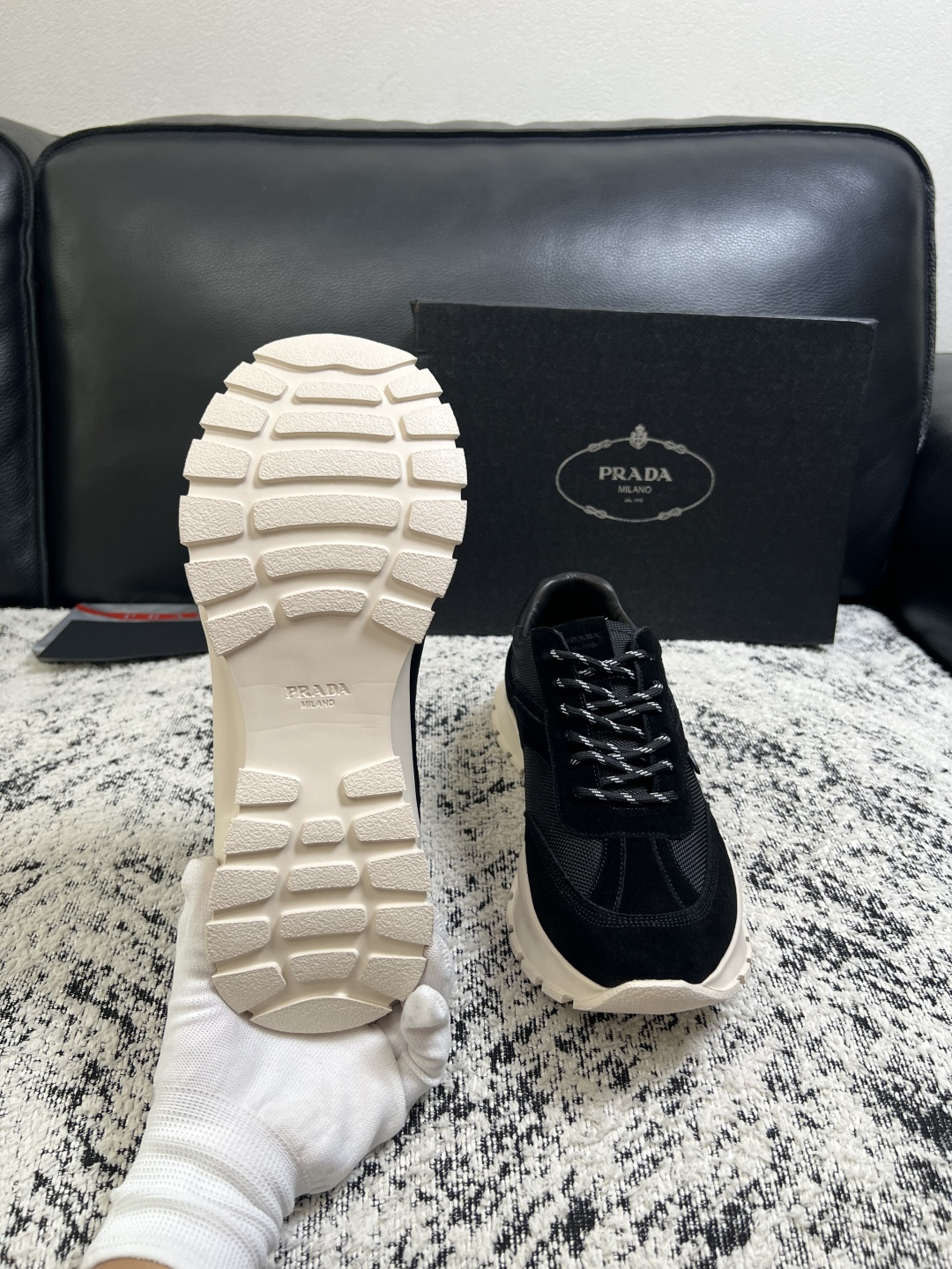Prada  高品质  顶级工艺品，普拉达 专柜同步，原厂配置意大利进口牛皮搭配面料，进口牛皮内里垫，透气舒适，鞋底：原