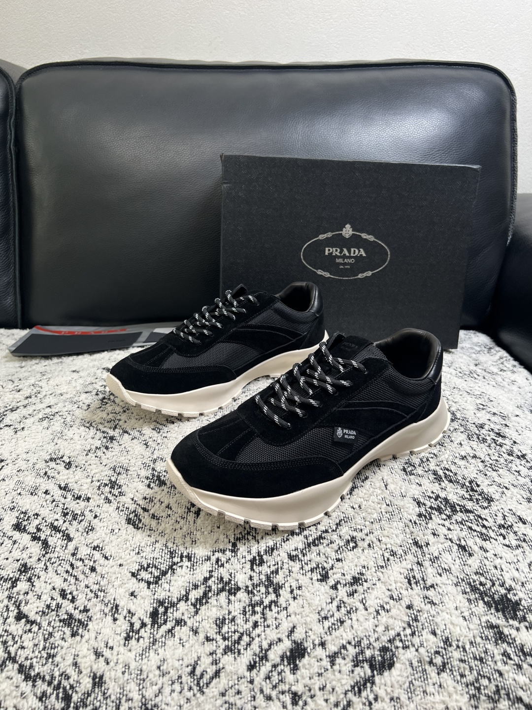 Prada  高品质  顶级工艺品，普拉达 专柜同步，原厂配置意大利进口牛皮搭配面料，进口牛皮内里垫，透气舒适，鞋底：原